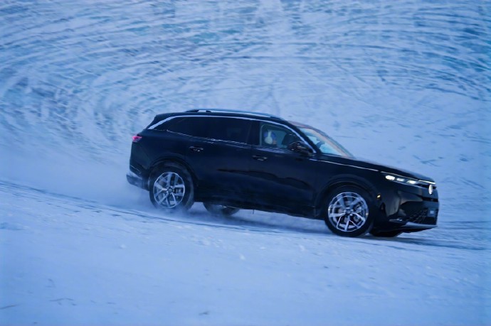 零下40度秀肌肉在呼伦贝尔零下40℃的冰雪挑战中，全新揽巡凭借硬核动力与智能四驱