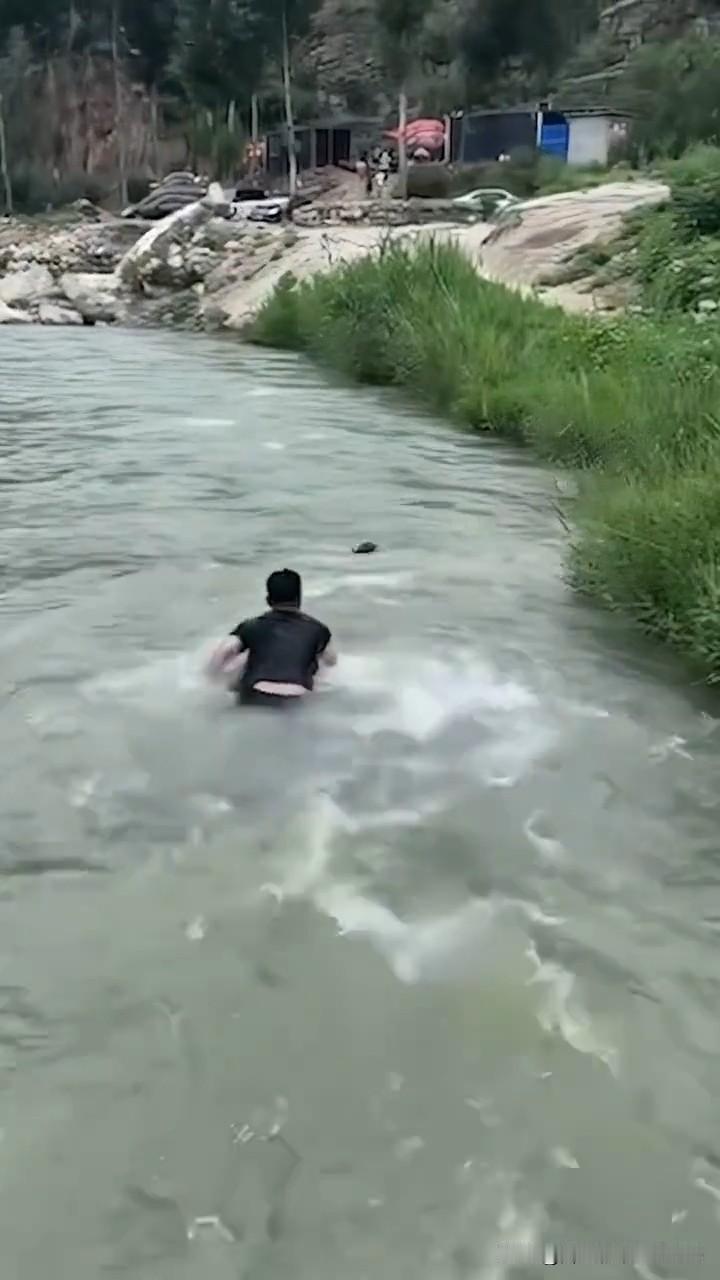 就在河北保定，一个半大孩儿在河边玩，脚一滑“噗通”就被激流卷走了，眨眼间就被冲出