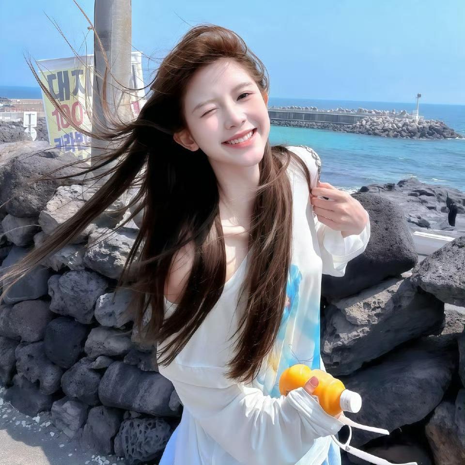 海边少女，微风轻拂，笑靥如花
