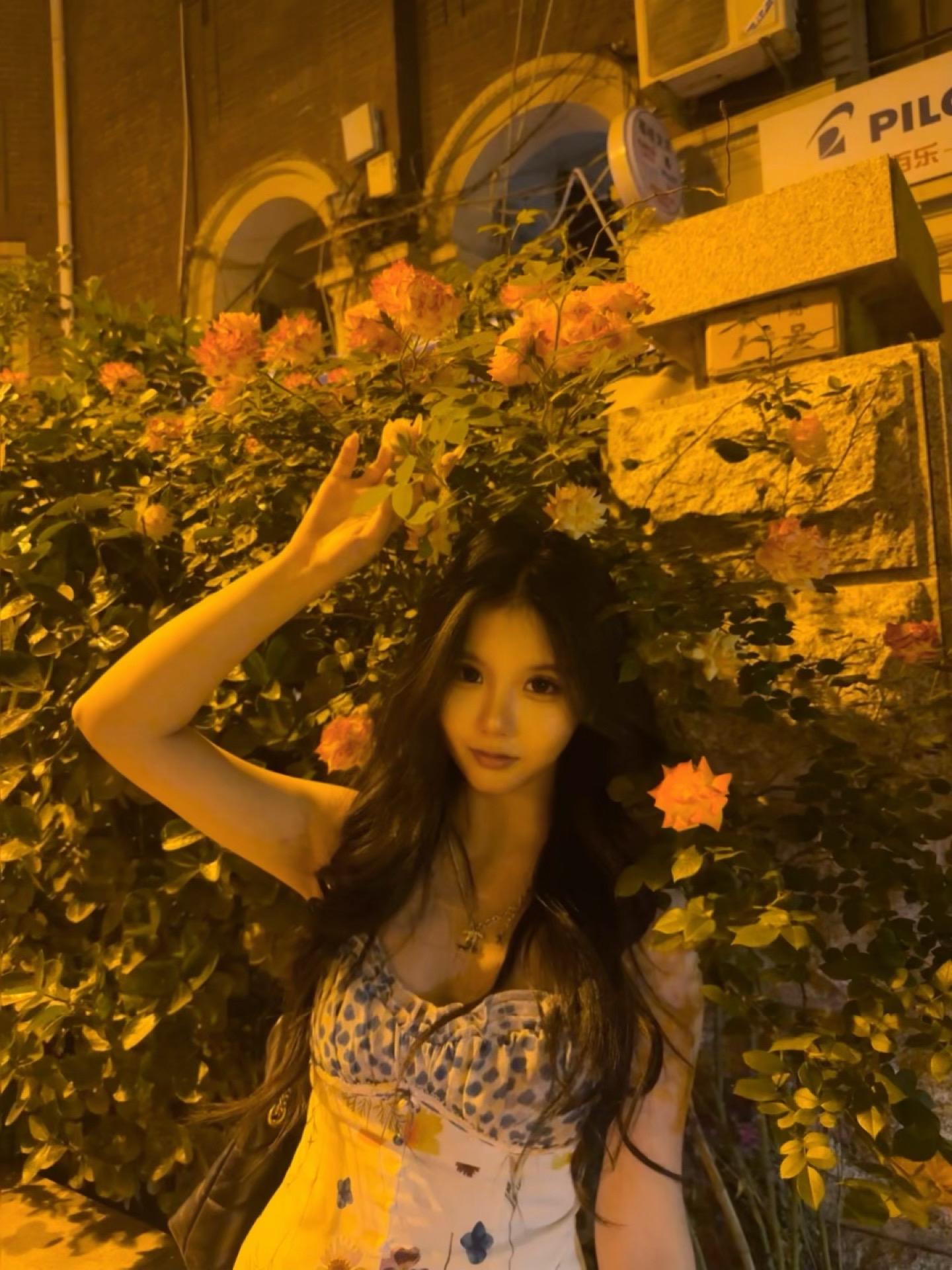 三分清纯三分艳丽三分妩媚一分可爱构成了我这个十分完美的女人