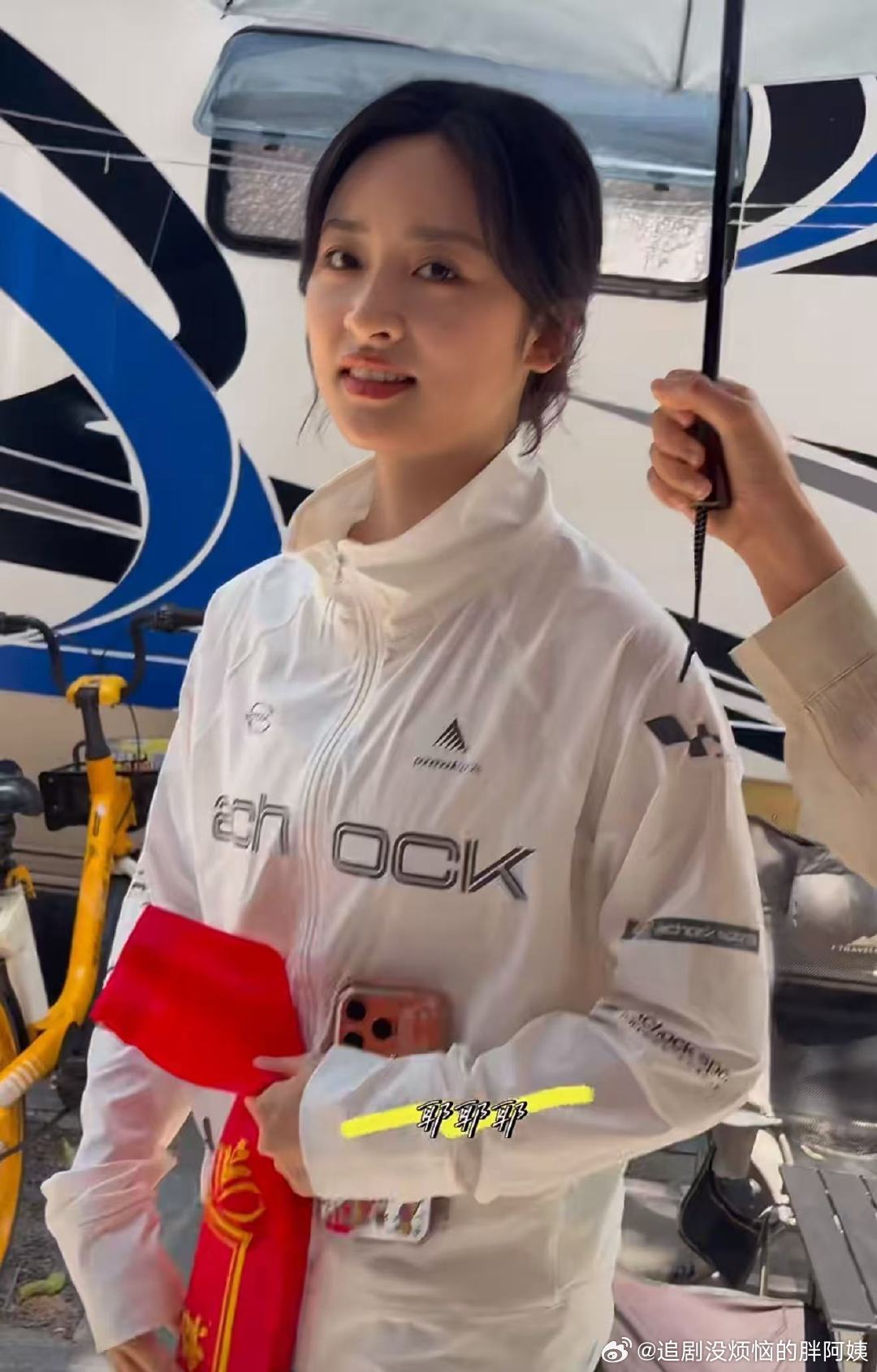 沈月疑似腰扭伤沈月疑似腰扭伤，还戴了护腰。沈月戴了护腰