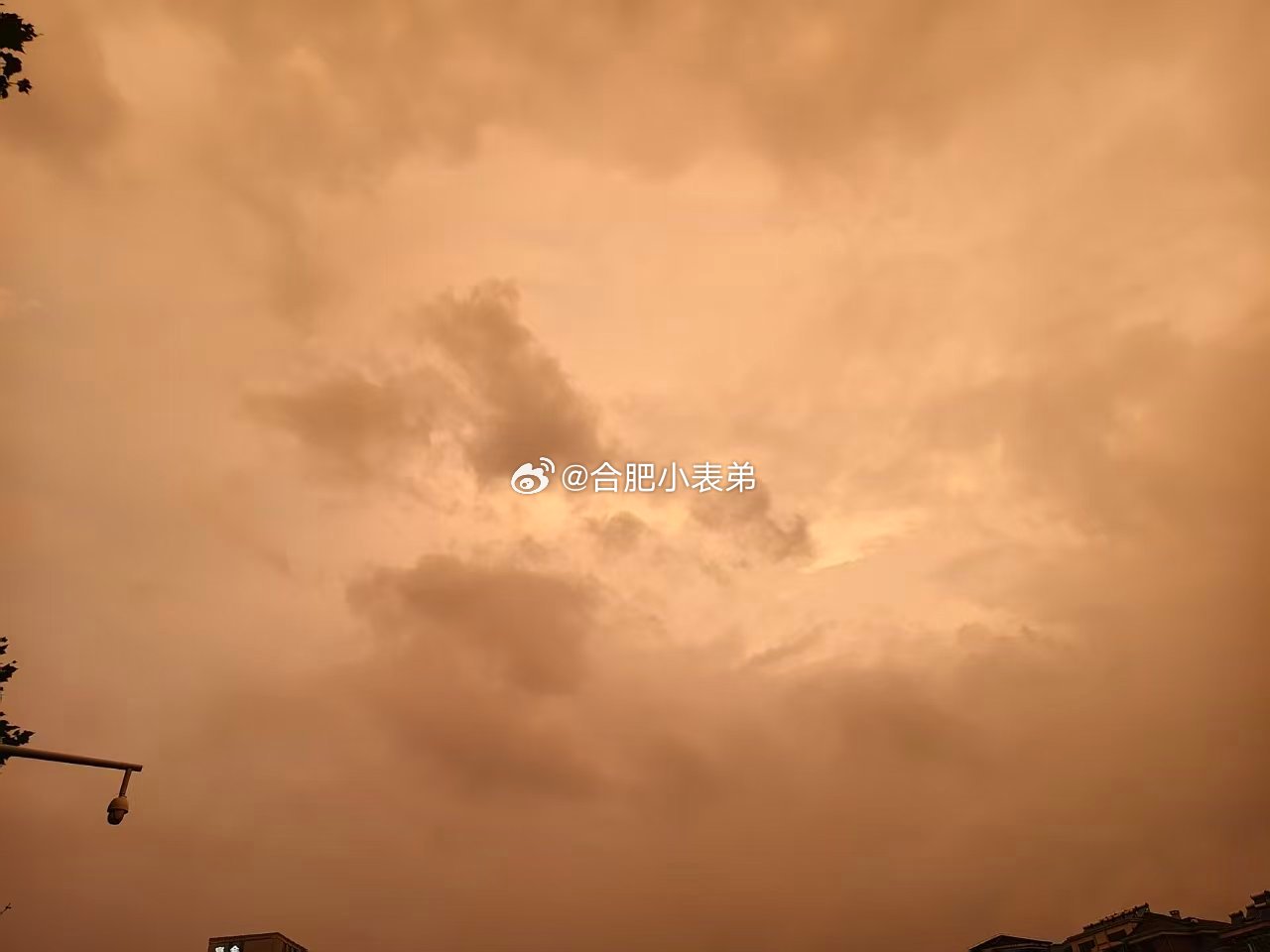 巴威离皖合肥为何突降暴雨傍晚抬头一看，合肥整片天空泛黄，老话说，“天黄有雨，人黄