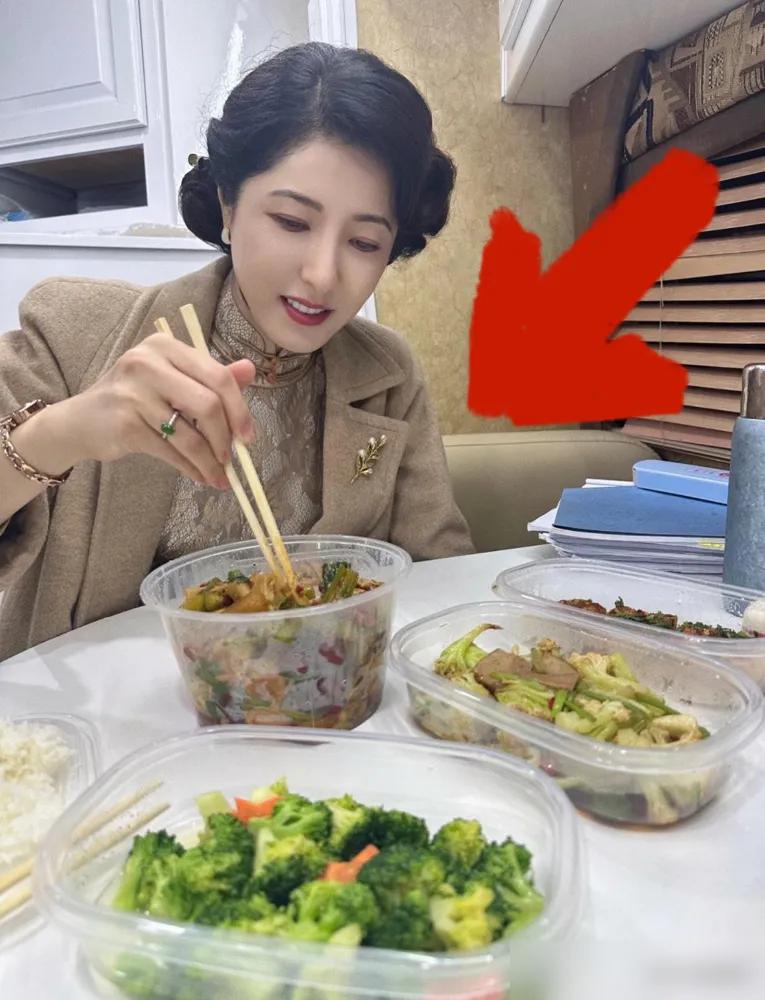 都别替曾黎可惜了。
男友脖子上的肉堆了三层，当街剔牙，骑个小电驴就带着“中戏2