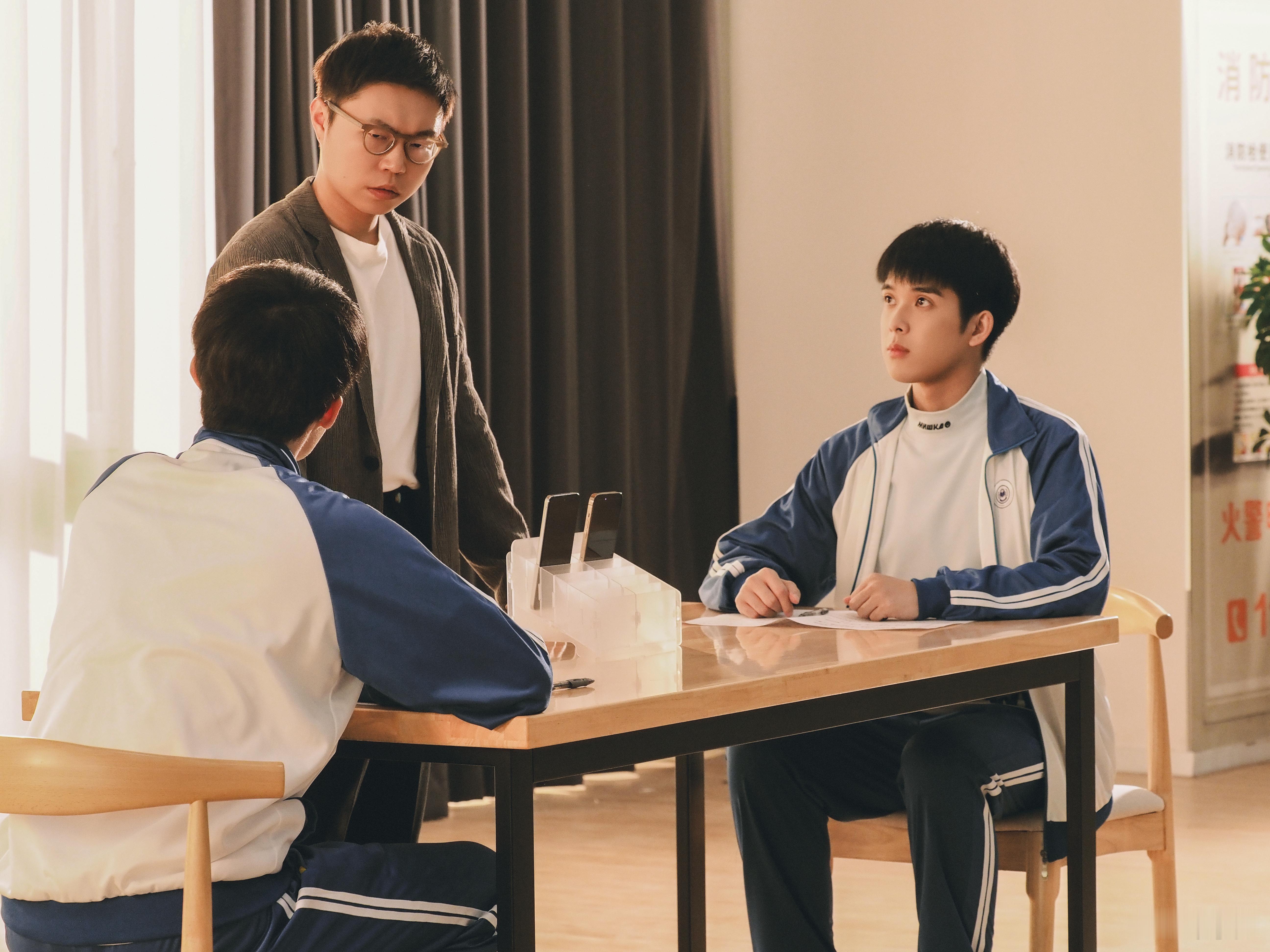 谁家短剧上来就演老爸重返校园 南国在校园里举办了一场特别的活动，让同学们对学习和