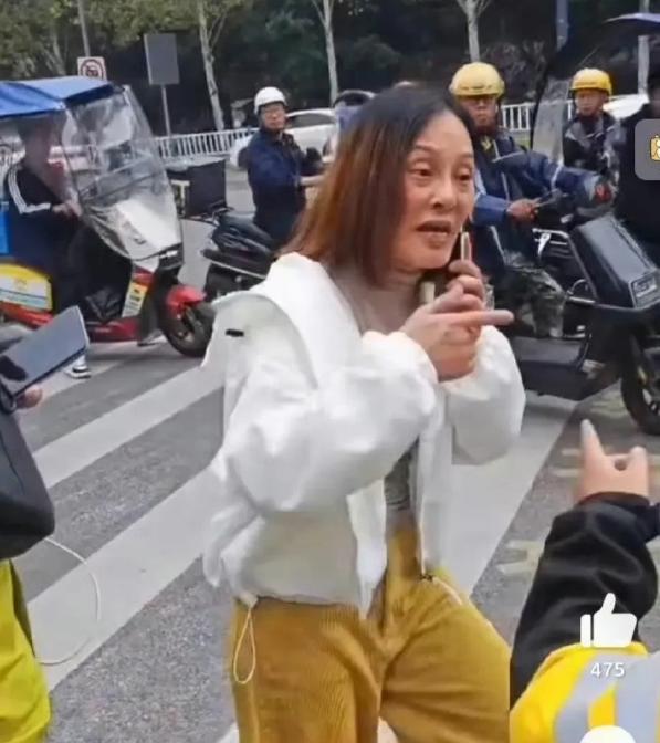 这个就是殴打21岁外卖小哥的42岁黄女士，视频中，这位黄女士显得异常激动，甚至动
