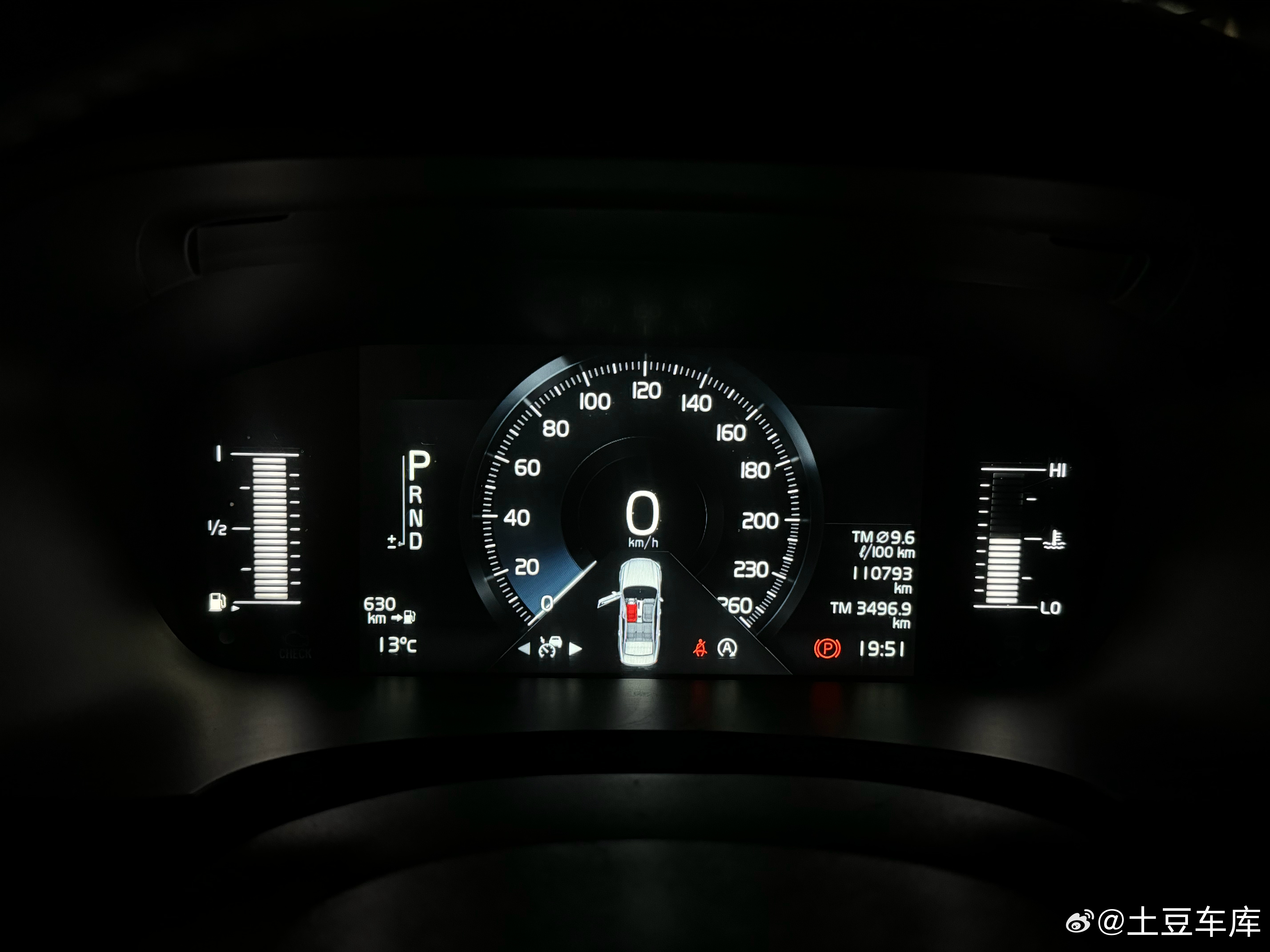 这是我今年看过的车里 事故最大的一台 没有之一 沃尔沃S90 2017年 11万