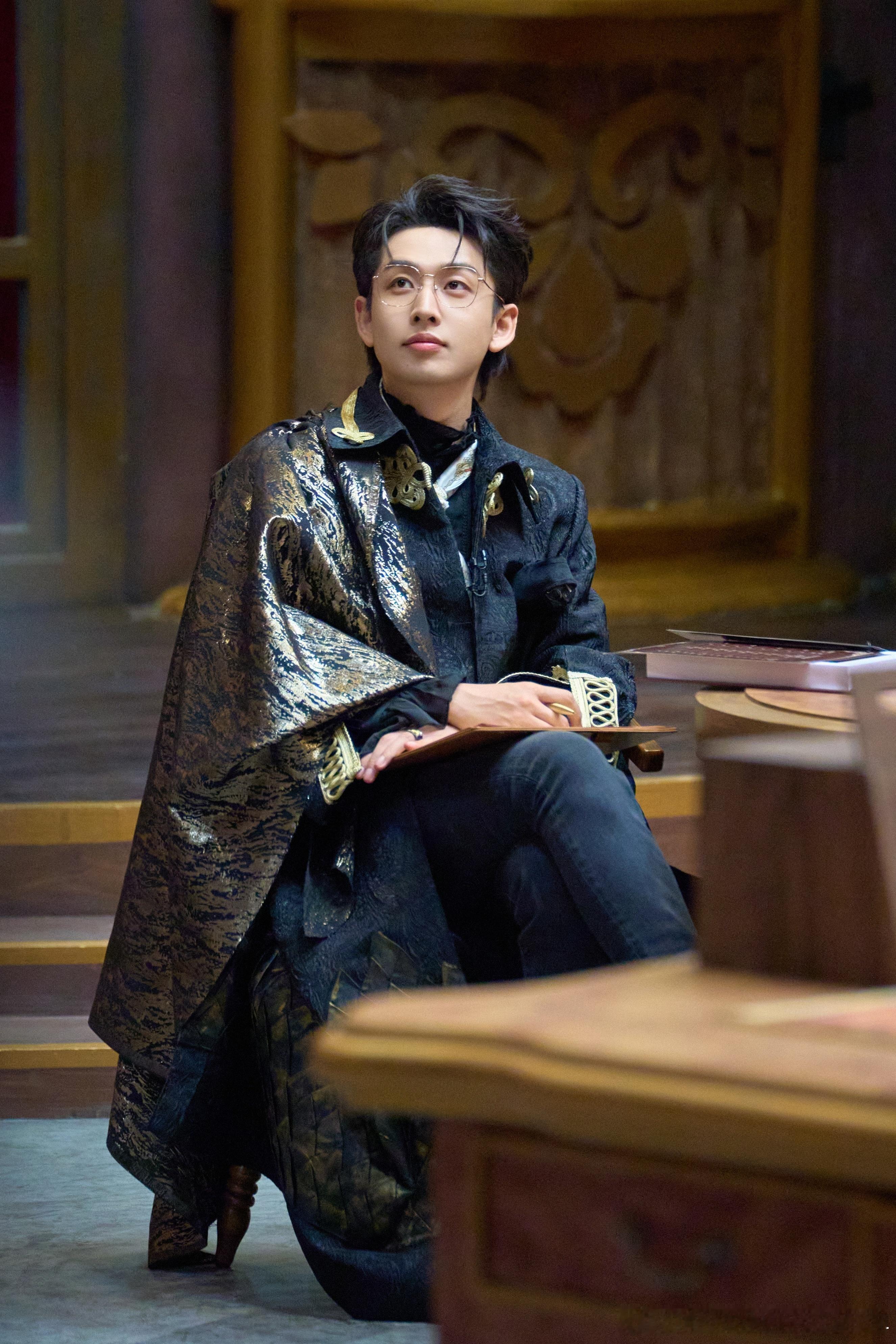 #被齐思钧金丝眼镜硬控了##齐思钧金丝眼镜戴出了贵族气质# 小齐真的是完美诠释了