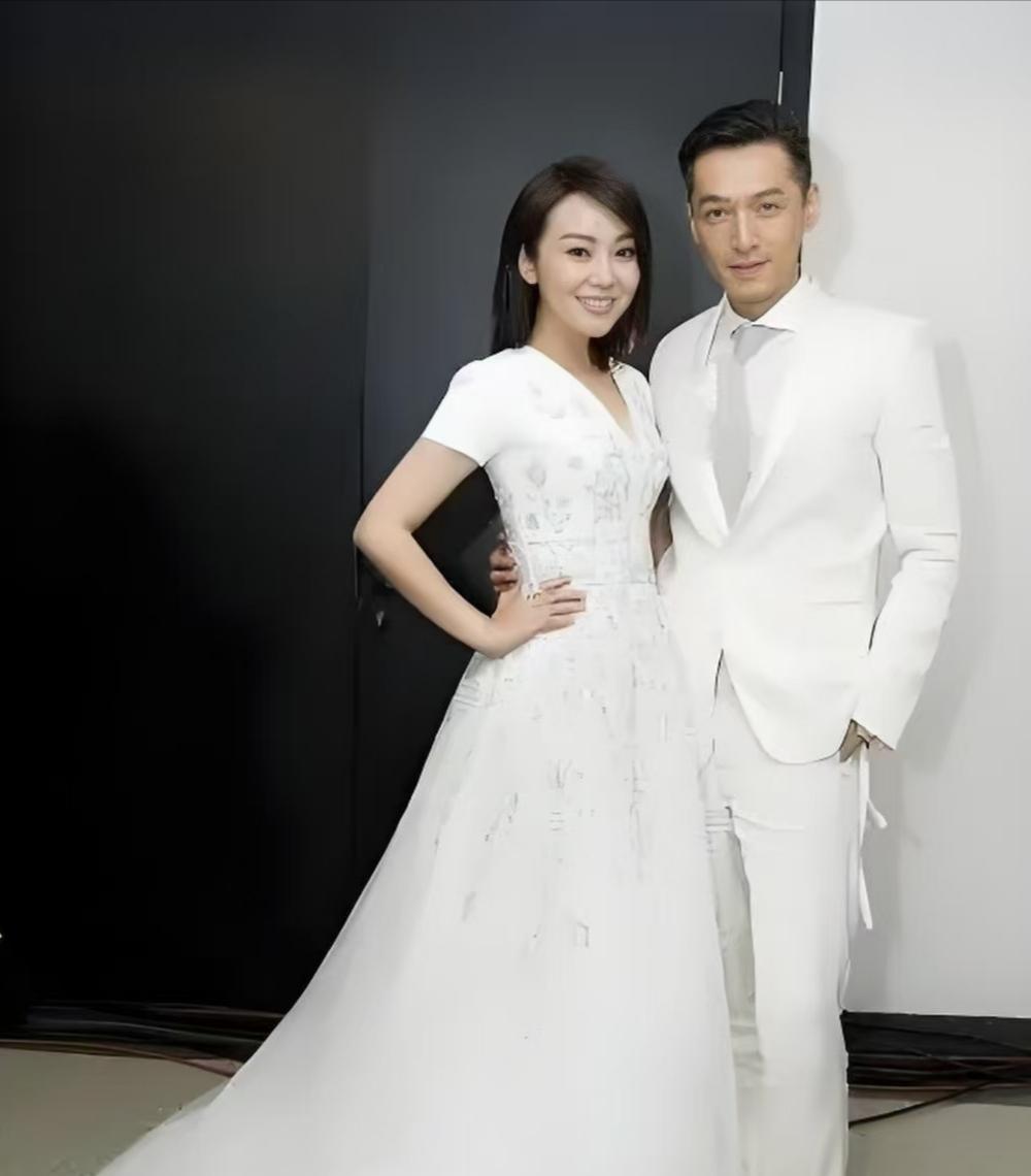 胡歌结婚我忍了，

黄子韬结婚我也忍了，

可陈伟霆突然官宣这事儿，我属实没绷住