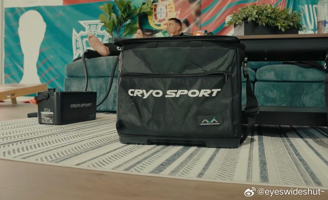 C罗 后面几张是躲在绿植后面拍的吗