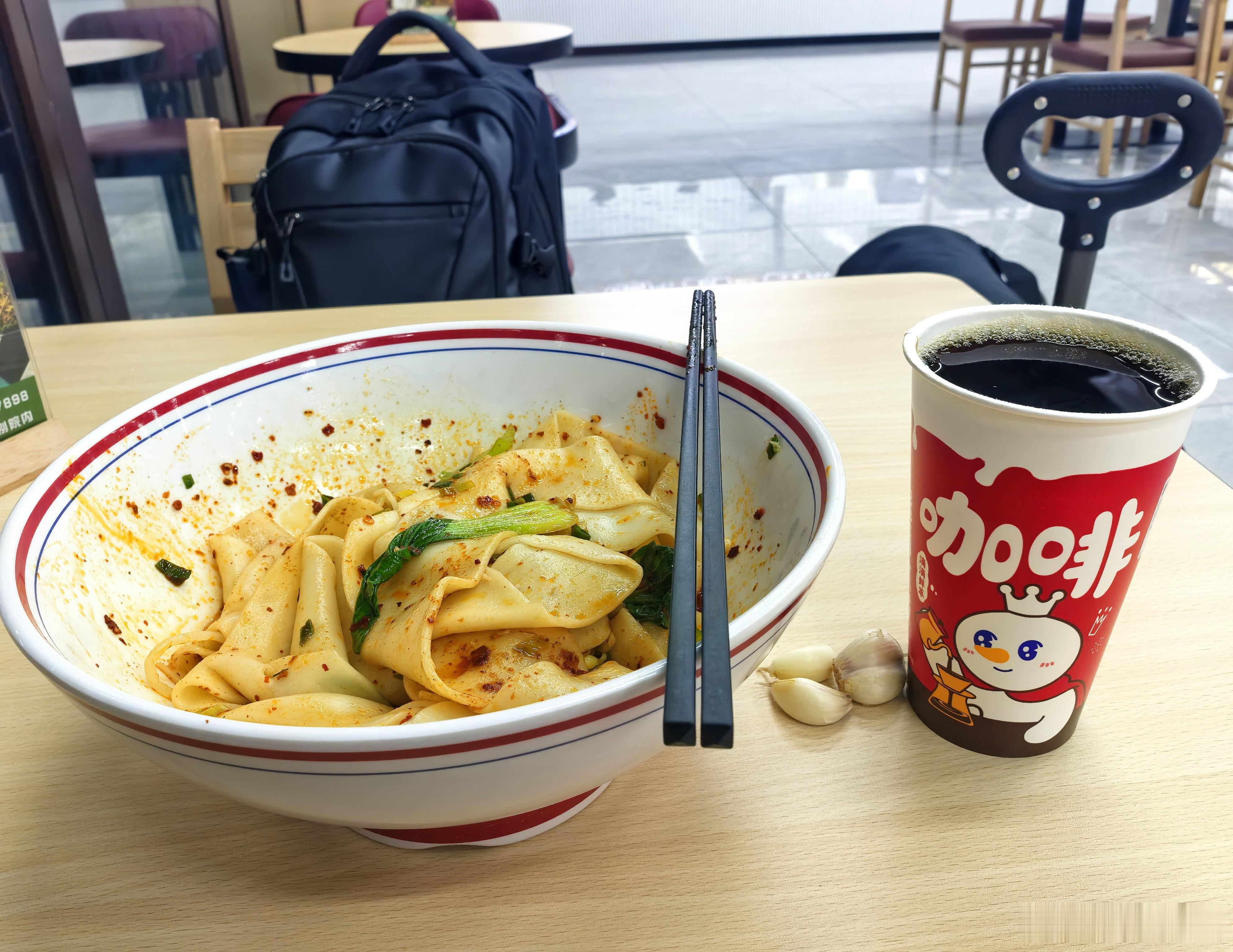 咖啡，大蒜，油泼面，这搭配，如果让周立波看到会怎样[允悲]？ ​​​