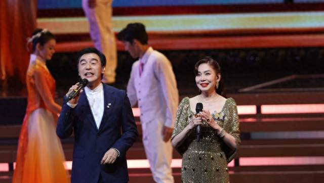 香港红馆国庆晚会！钟镇涛谈温拿难合体，洪卓立遇演唱会翻车窘境