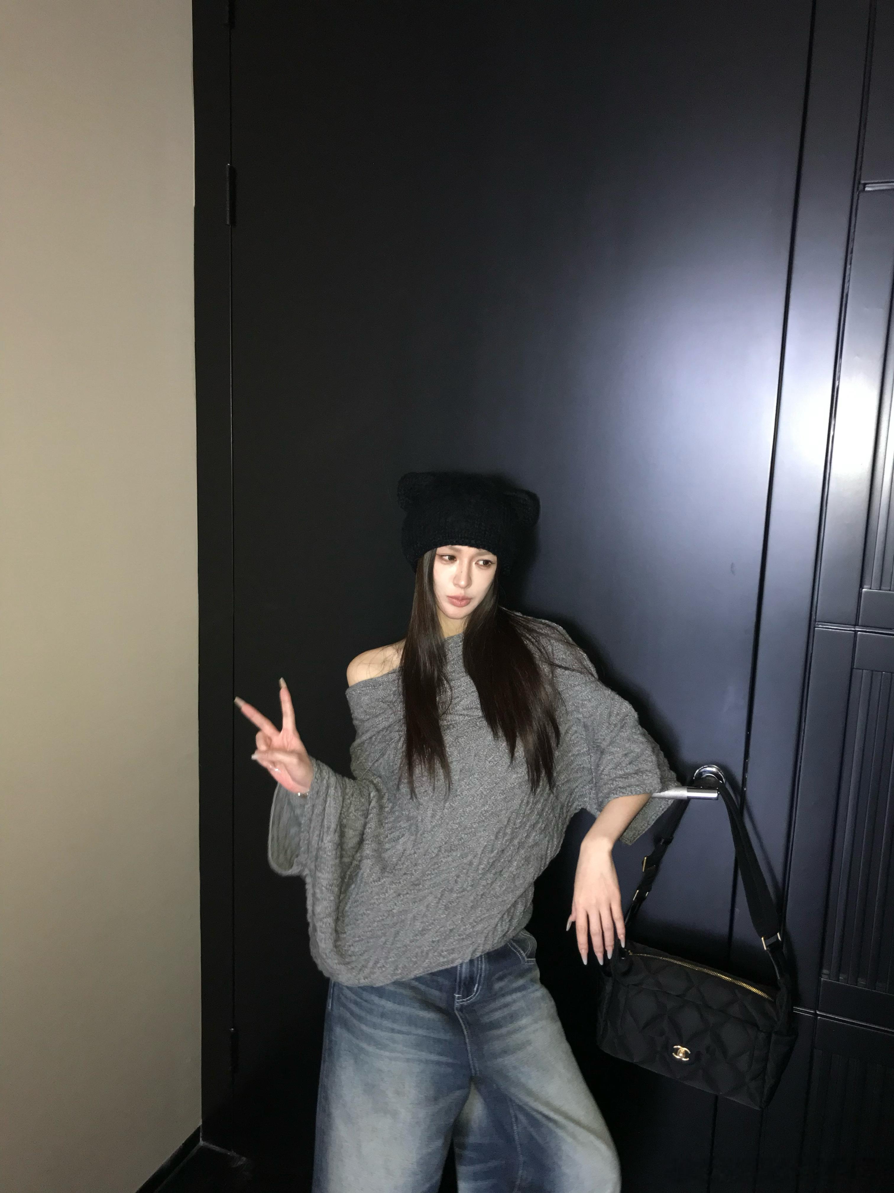 厚实保暖又有设计感的大毛衣[哇]女孩子的衣橱肯定得有一件 一字肩的设计真的太鲨我