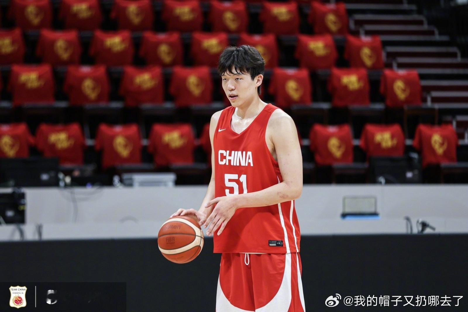 杨瀚森回应将缺席后续世预赛 高光时刻不贪功，杨瀚森把胜利归功于全队长久集训，沉稳