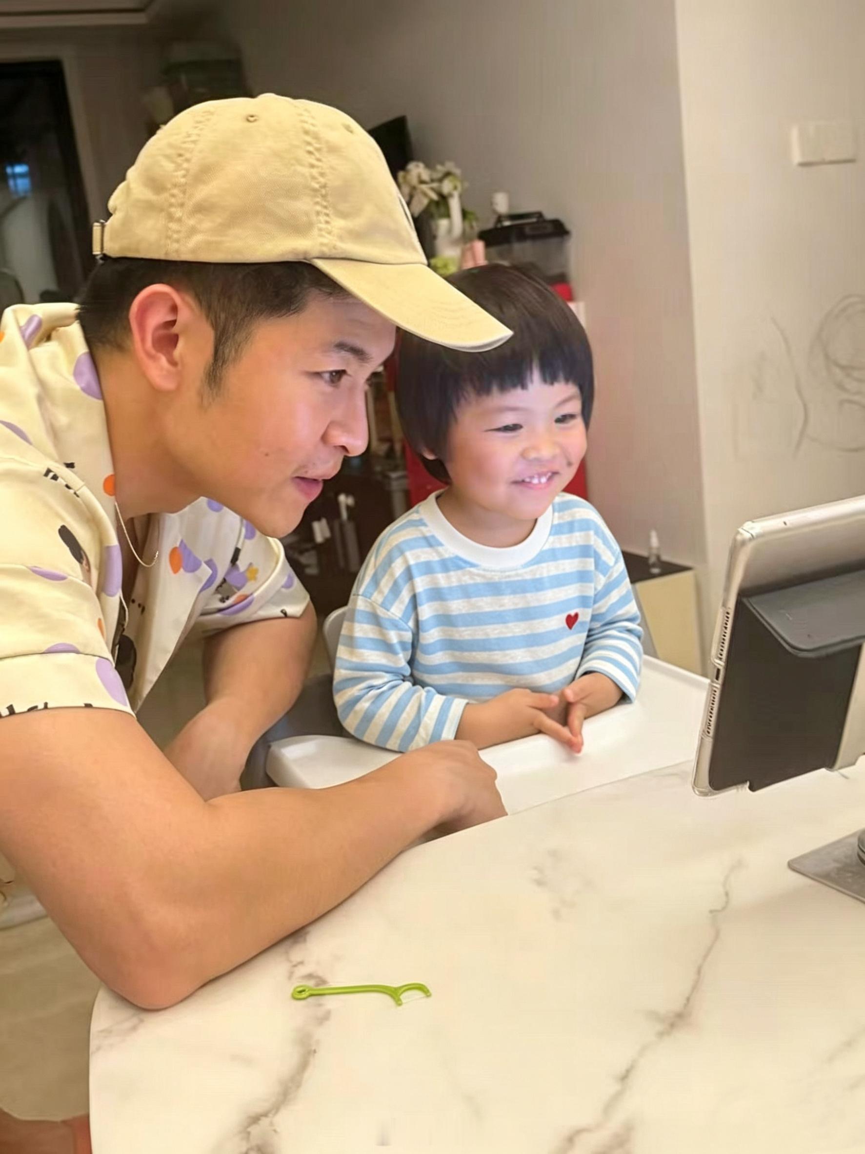 欢迎光临我的家一个穿的是假衣服一个戴的是真帽子