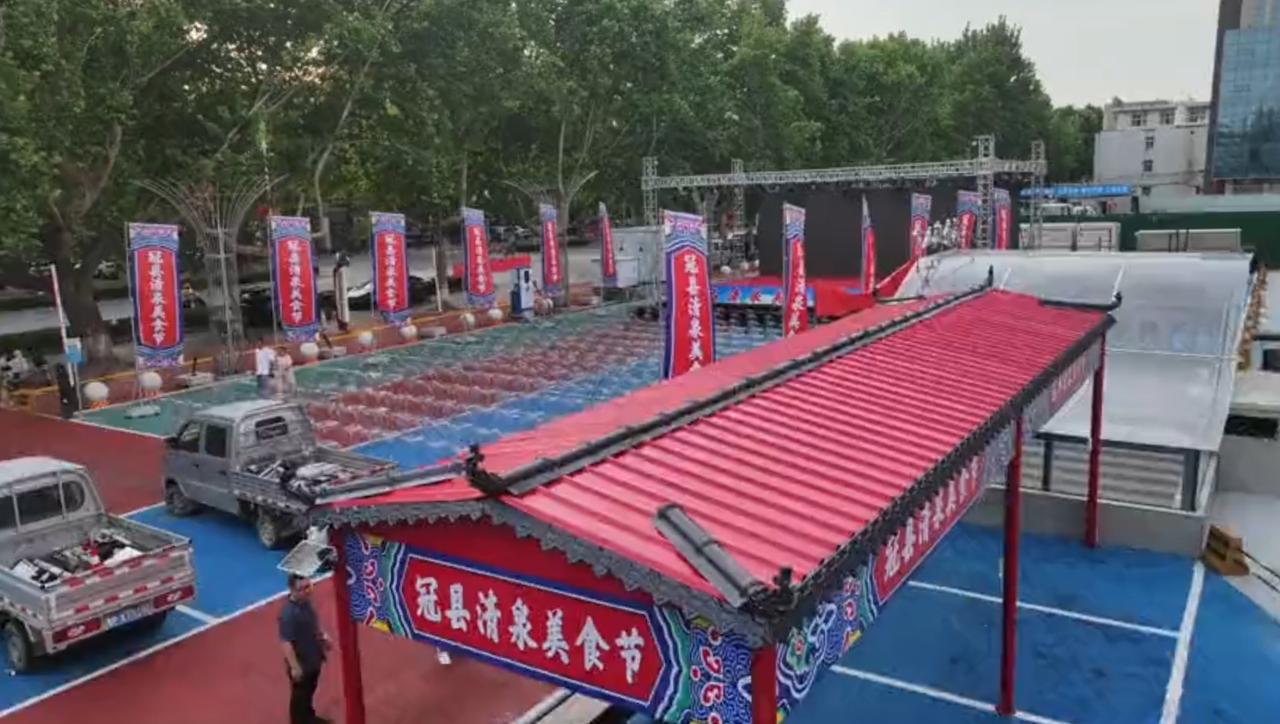 冠县清泉美食城，今天晚上就要正式开门迎客啦！

临街橱窗挂着开业横幅，充值福利诚