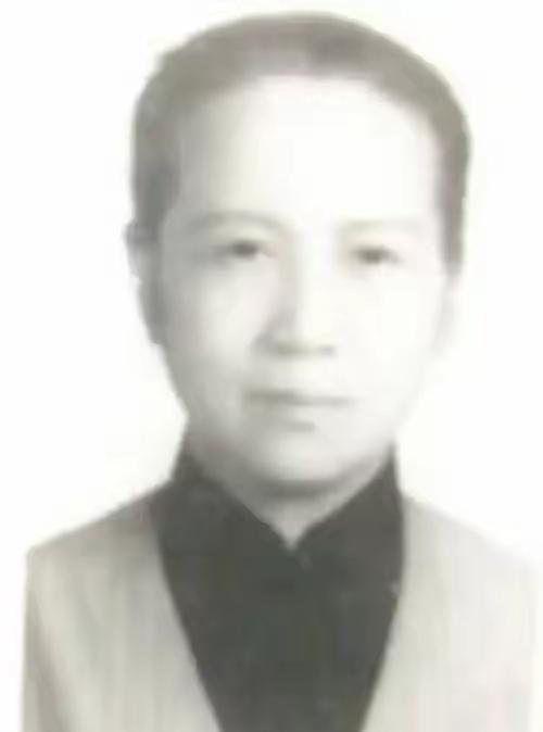 1951年，叶亚华在澳门街头要饭无果，无奈在牌子上写道：“我是抗日名将王铭章的遗