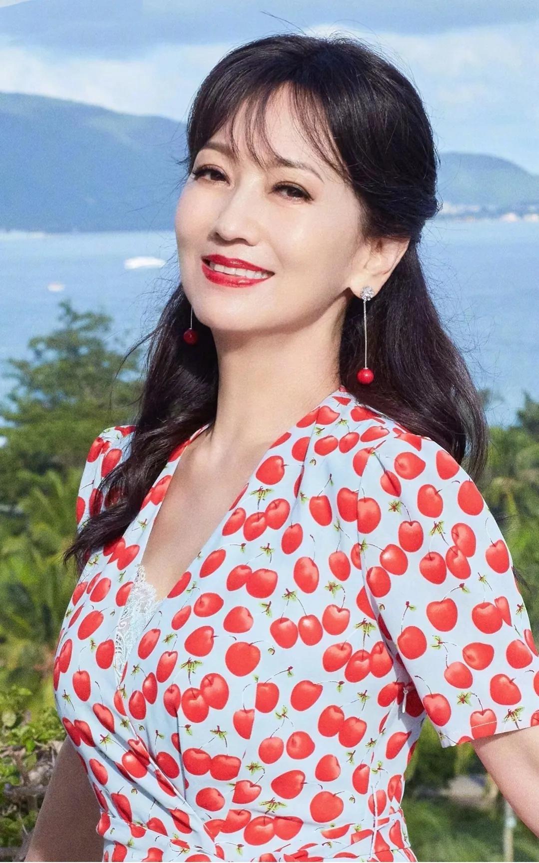 赵雅芝的过往情史，发现大家盯着“不老女神”滤镜的同时，很少有人知道她当年在港圈也