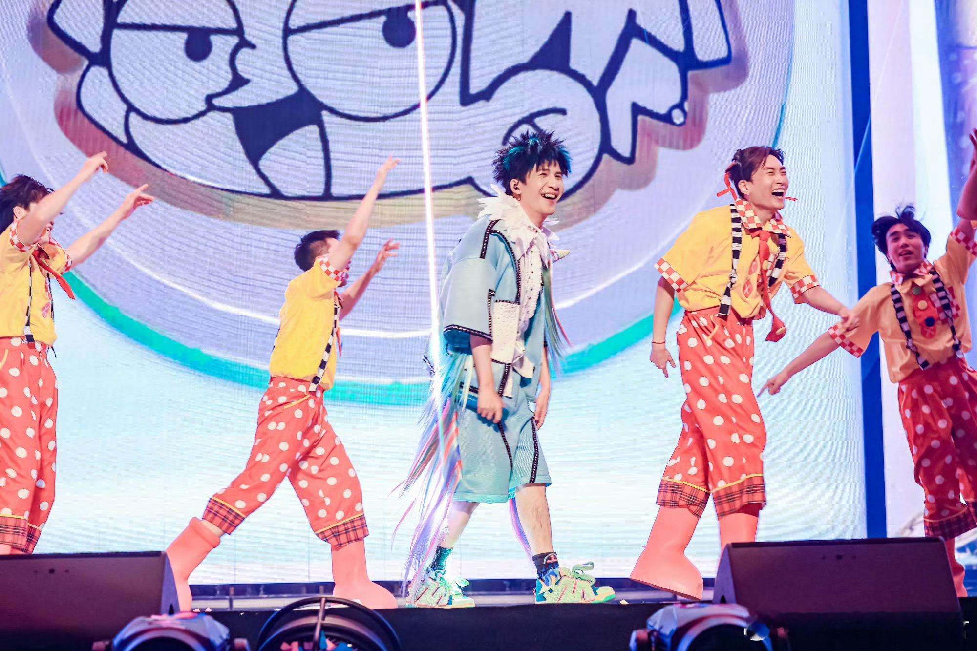 大老师今晚用实力证明：音乐无国界，但粤语有结界！当他开口的瞬间，仿佛打开了异次元