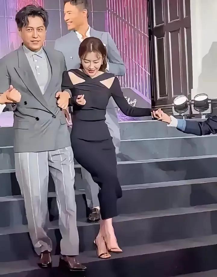 一个美女穿高跟鞋下台阶，三个男人在旁边都紧张得不行！靳东甘愿给她当扶手，看得出来