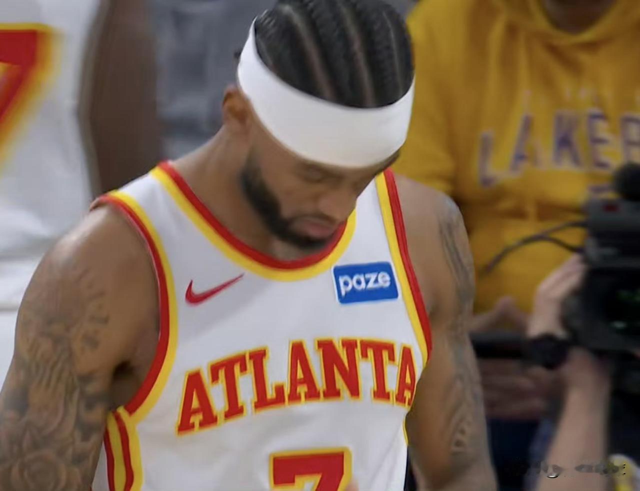 湖人队开局就送“大礼”啊！

今天，背靠背作战的湖人队坐镇主场迎战老鹰队，詹姆斯