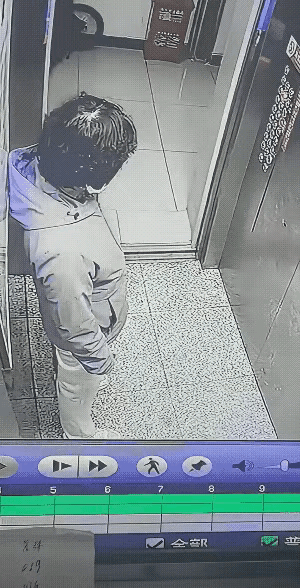 原来她是有手的！
这老太太认为别人的手都是不干净的。所以，她才用她的脚按电梯。