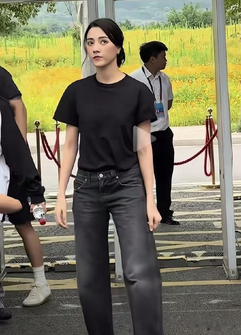 娜然确实看起来像训练有素的特工，
感觉更象是女特工，霍家糊涂！
说不定霍家早就清