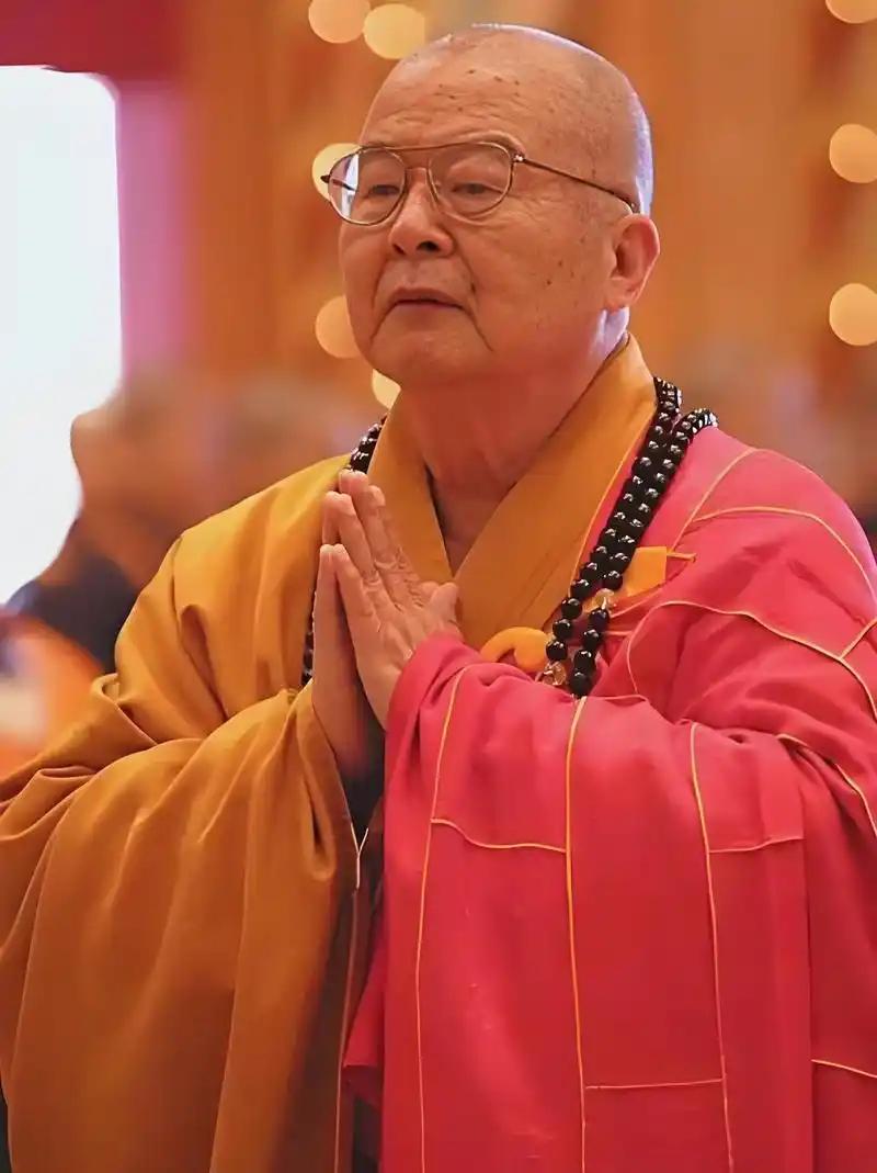星云大师临走前连个舍利子都嫌麻烦，交代弟子“别烧，我没有”。可弟子们偏不信邪，违