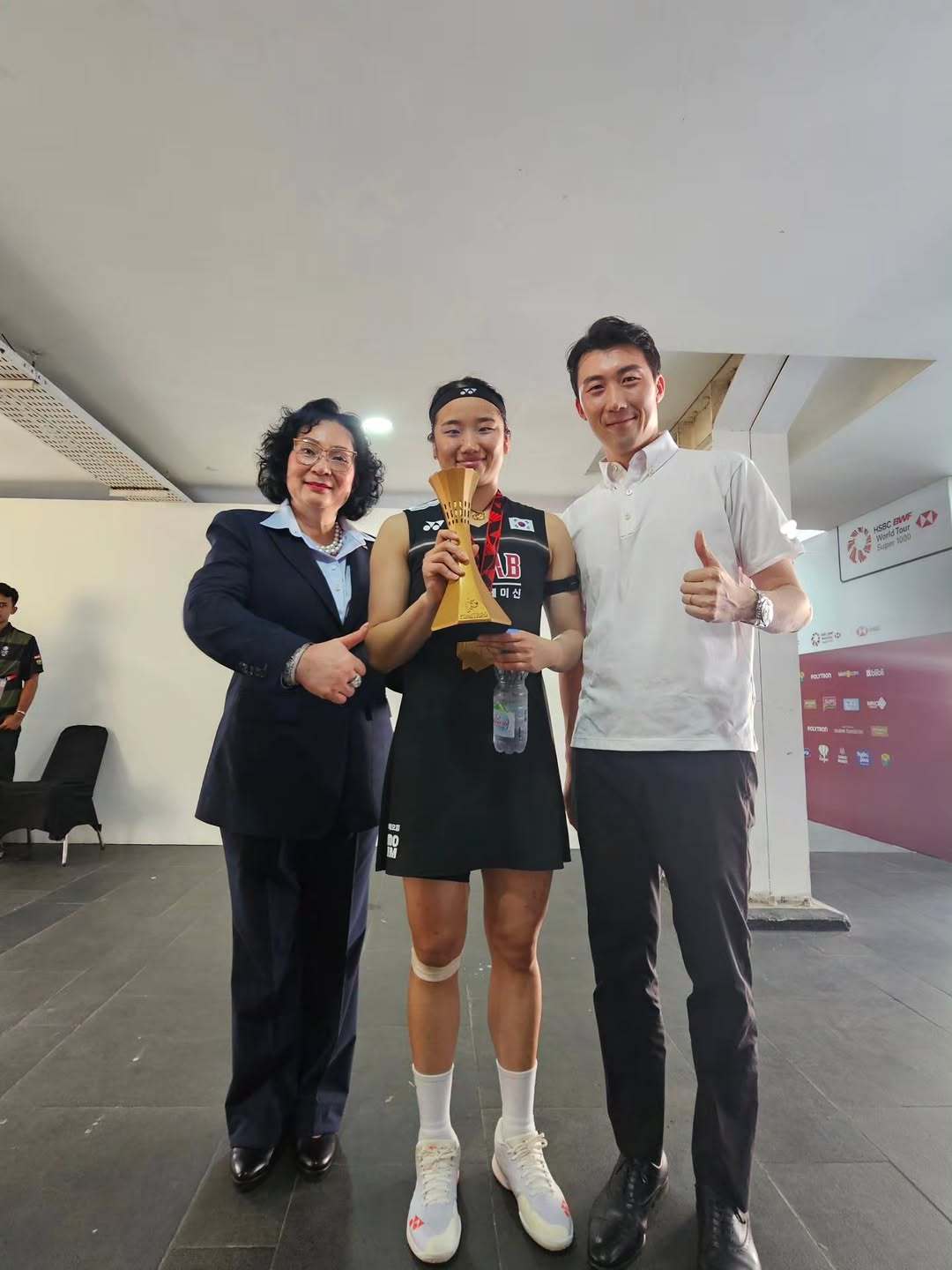 安洗莹左边这位男士估计有很多新球迷不认识 中国羽毛球队