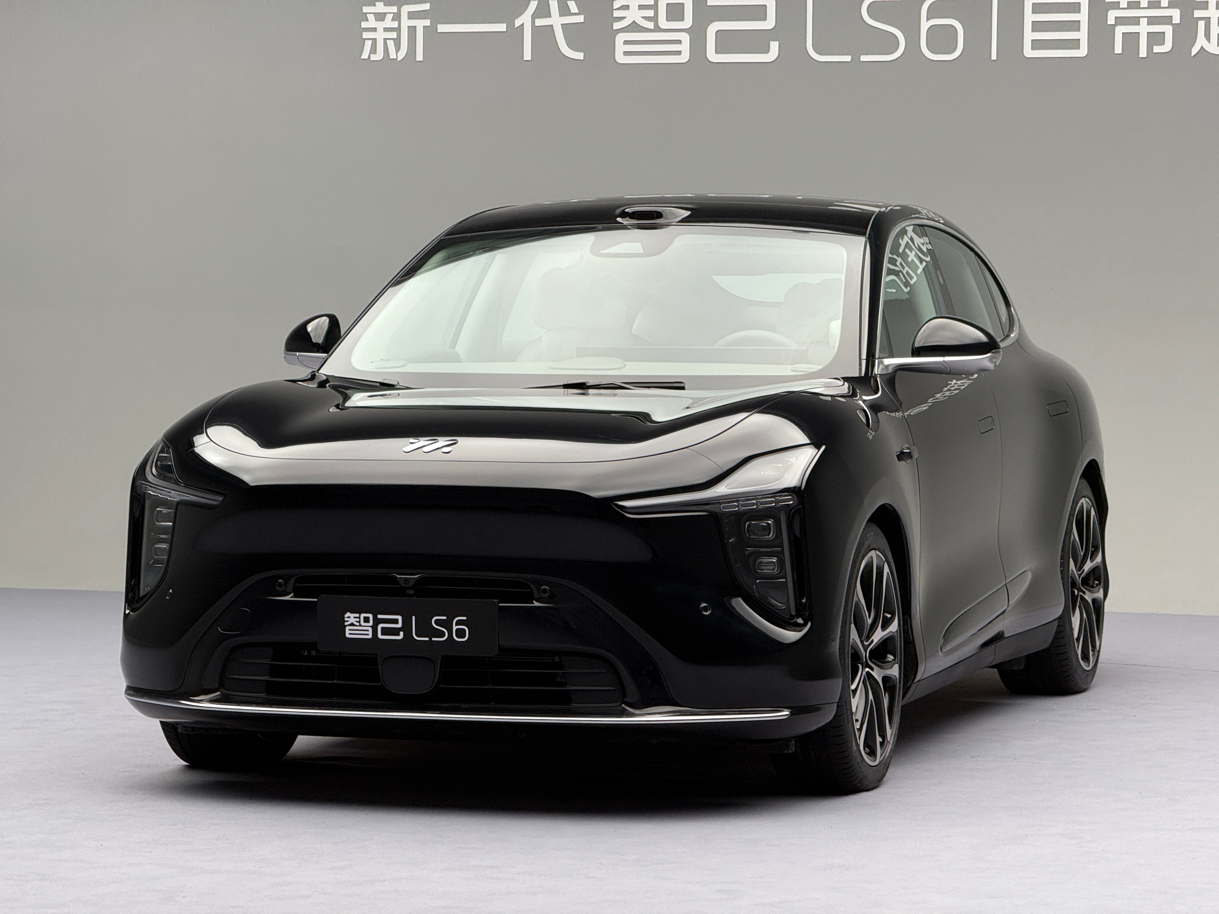 智己 LS6，改了头灯，这设计也算是回归主流了… ​​​