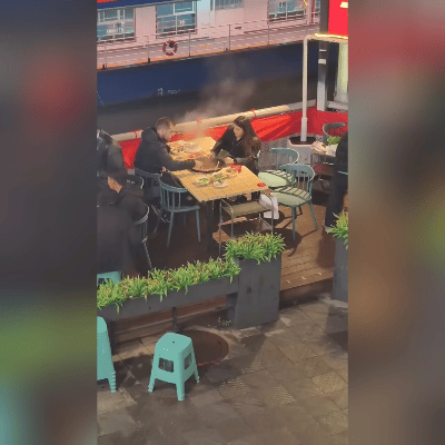 像看萌版功夫大片！这火锅局笑料百出！
 
近日，重庆街头火锅店，一对外国男女正上