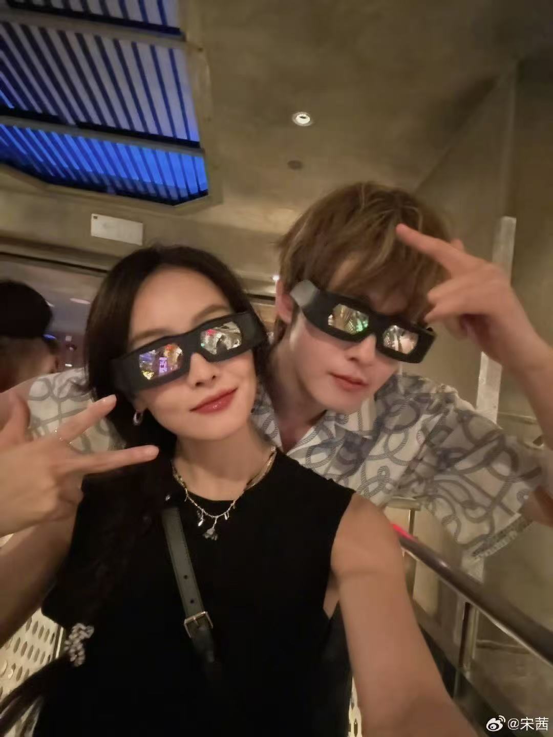 宋茜晒和田嘉瑞出游照 宋茜和田嘉瑞这对花少姐弟太甜啦！一起游乐园嗨玩，宋茜晒出的