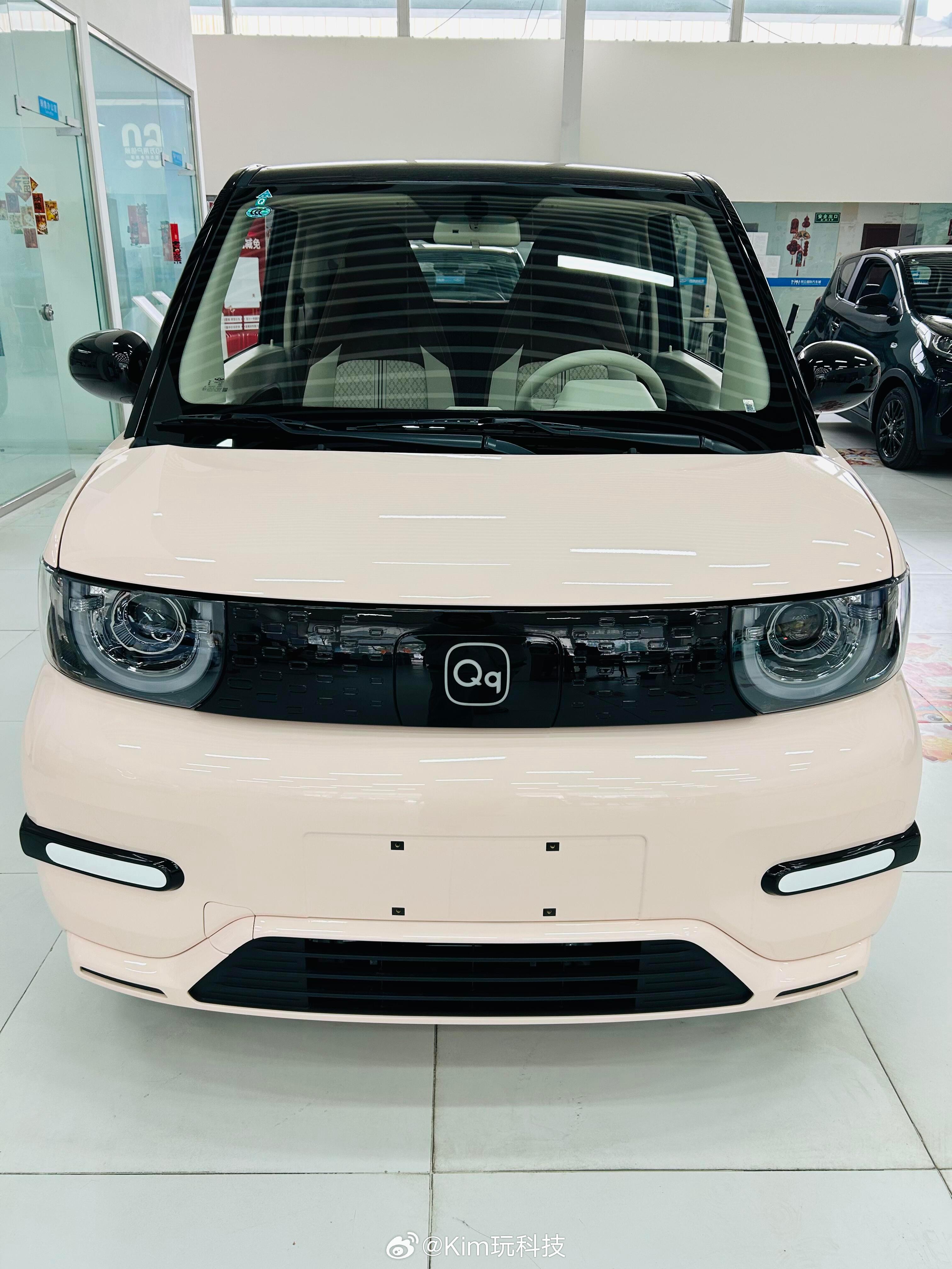 女王版自带复古小书包，还能扩展手机支架，支持直流快充，彻底告别里程焦虑。 