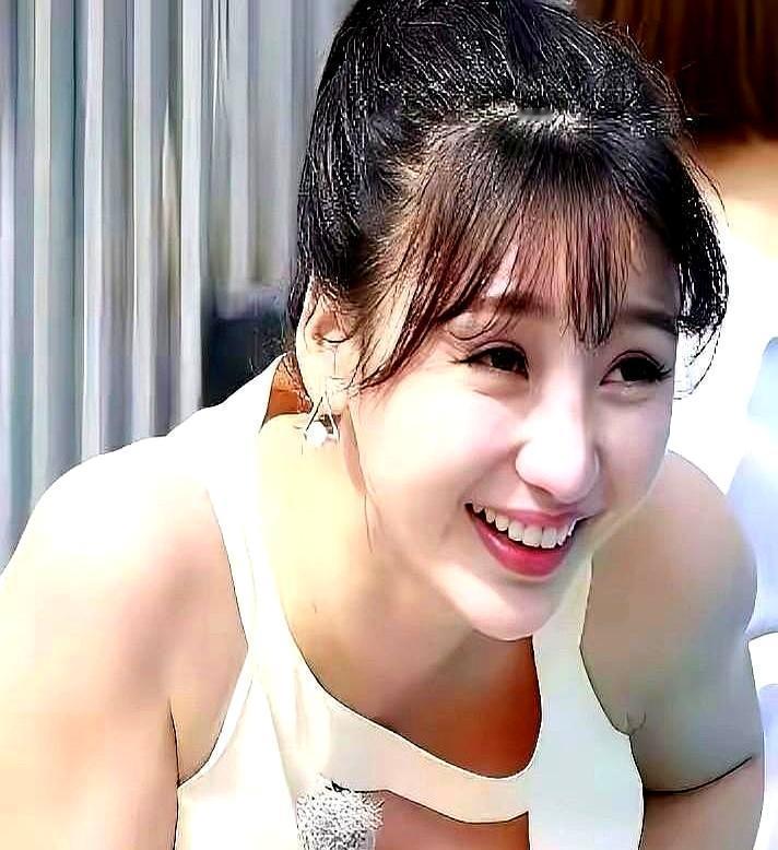 鞋子飞脱的瞬间，泪流满面的狂笑——45岁的柳岩在镜头前崩了。
播放量500万，弹