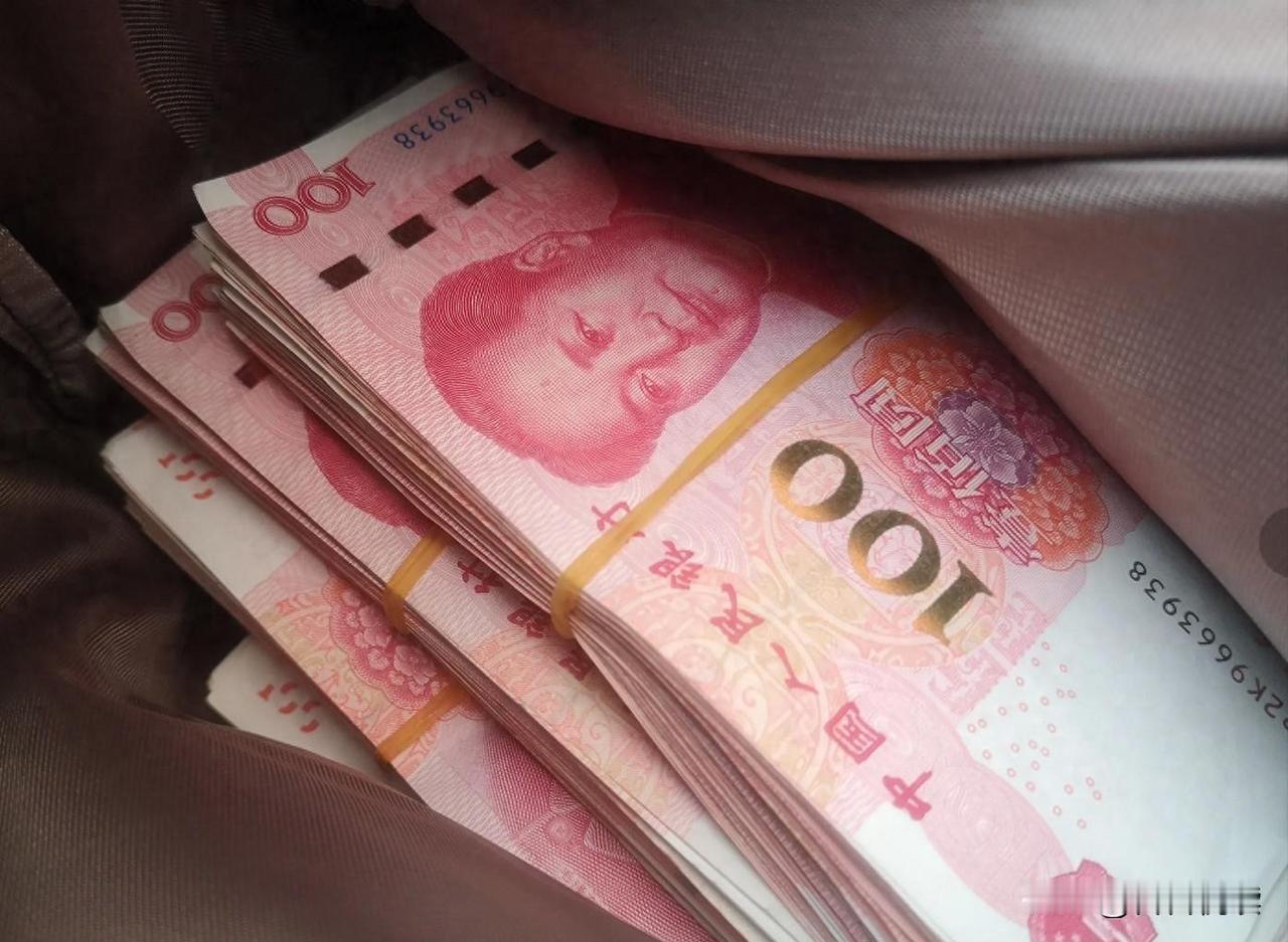 现在在荆州随个人情，两百块都拿不出手了，不管是乡里还是城里，最少都得300块，少