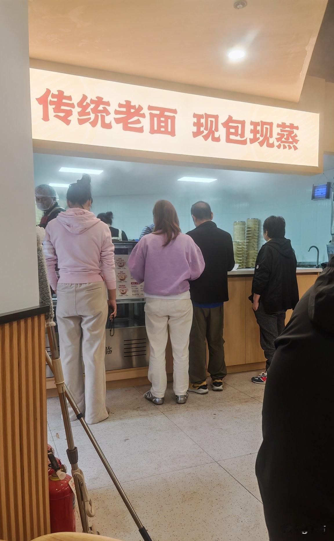 这世上真有特别矫情的人。
今天包子店里来了一位四十多岁的女士，去拿盛粥的碗，差点