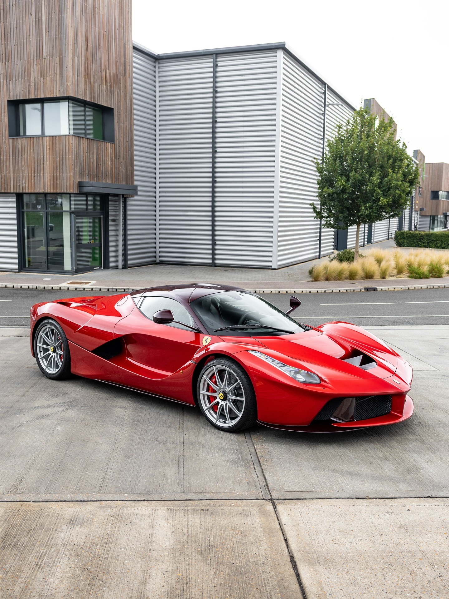 轻扫查看Rosso Fuoco LaFerrari的非常特别细节！...法拉利L