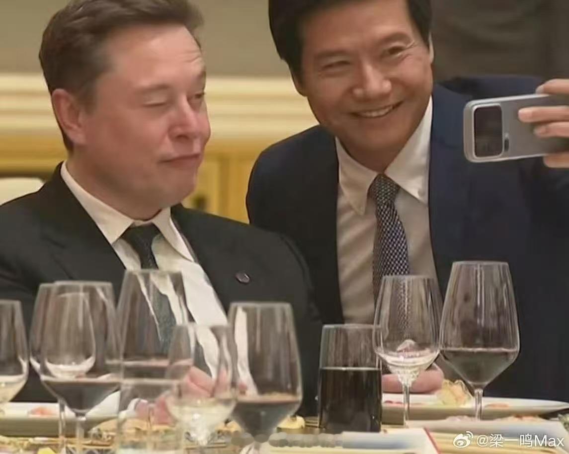 雷军马斯克合影追星成功也让马斯克看看YU7 