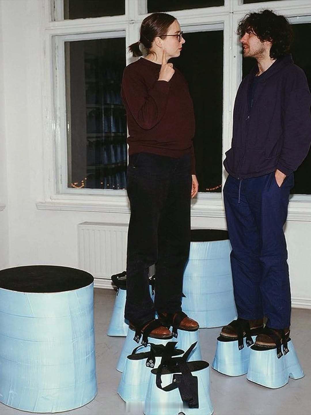1997年，德国艺术家 Hans Hemmert 的聚会设计是，让每个访客穿上不