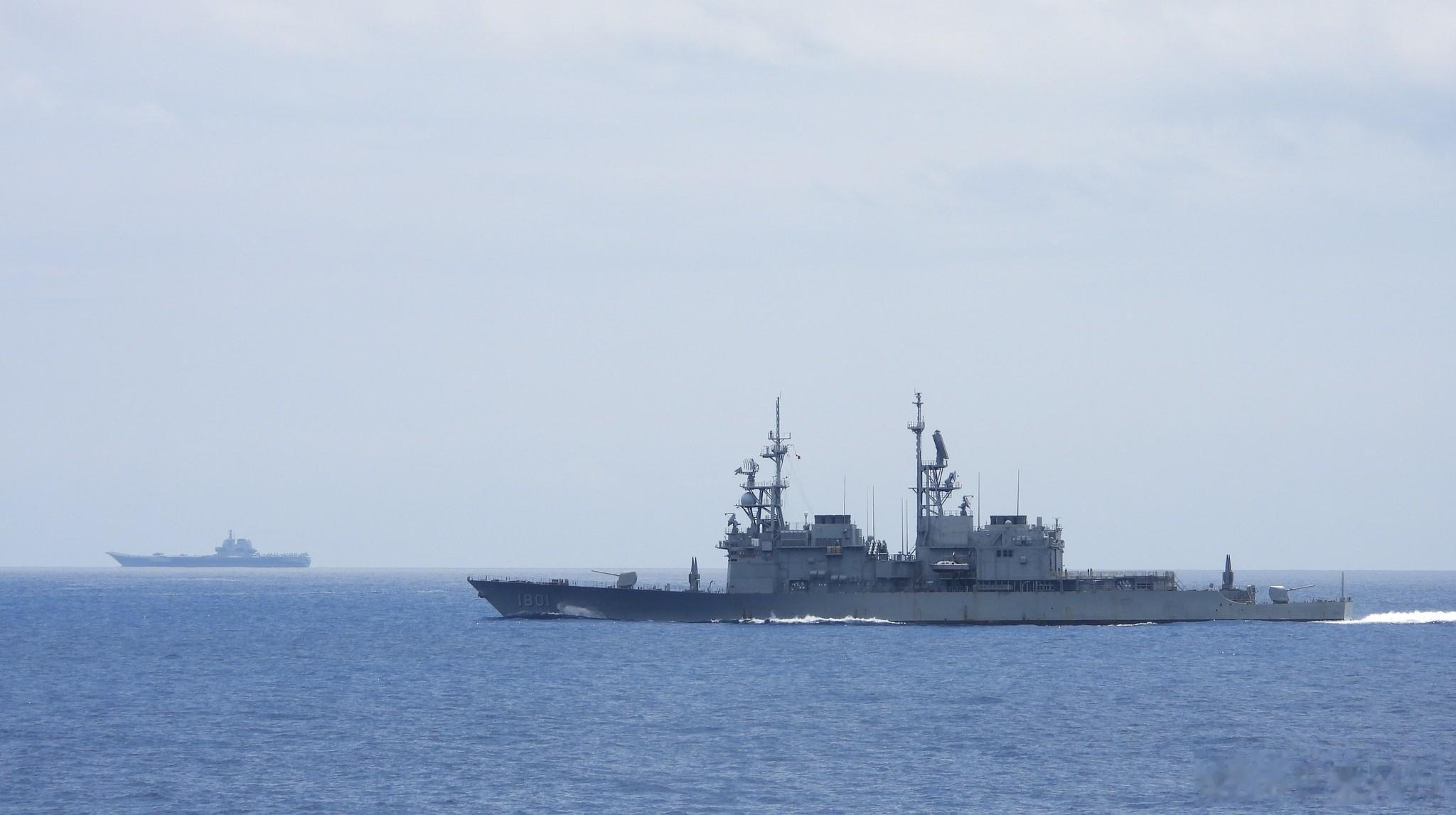对岸放出大图一张：基德级基隆舰（DDG-1801）和我人民海军航母山东舰#武器装