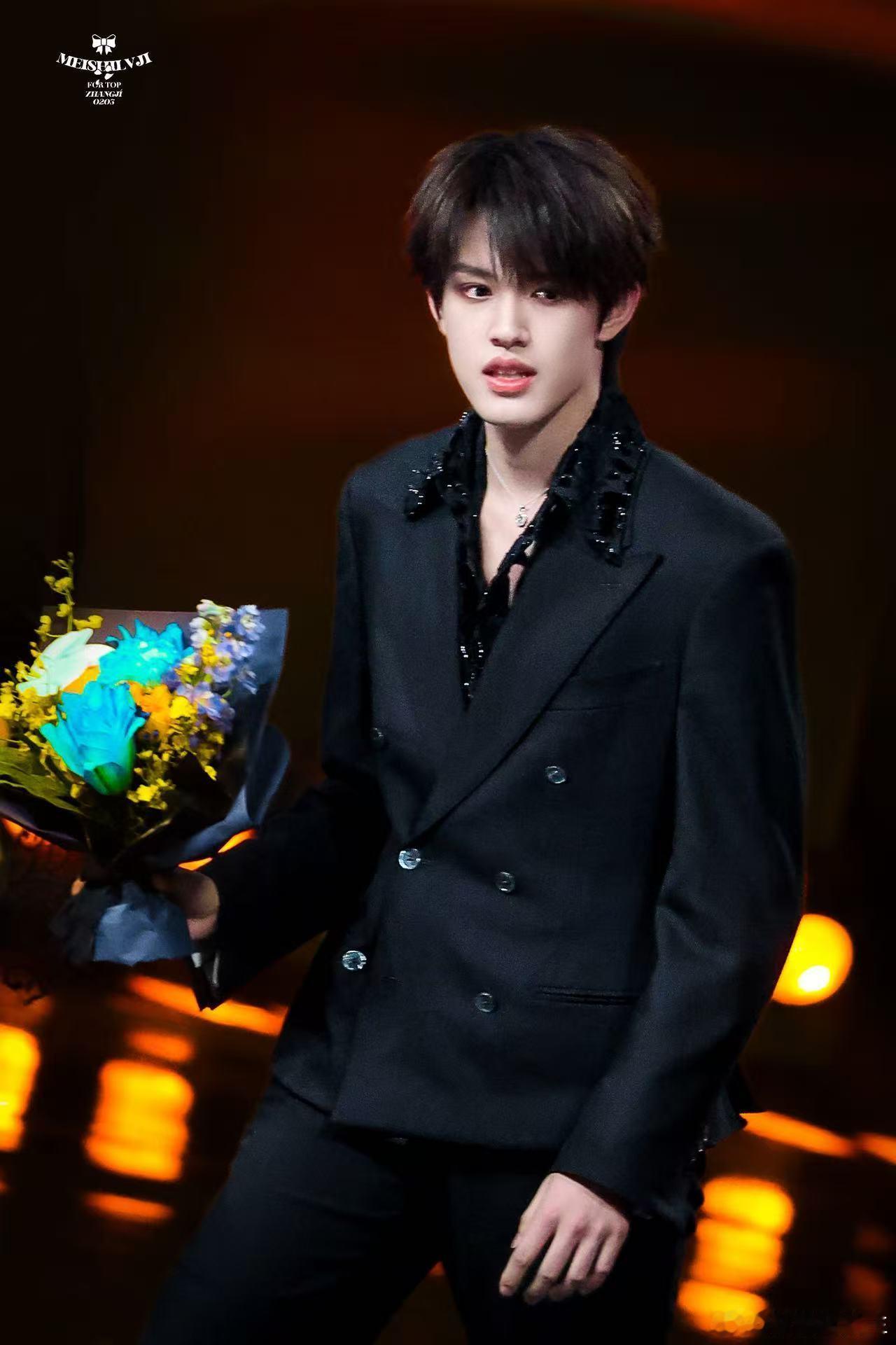 张极捧花贵公子 微博之夜被张极戳中，捧花的姿态优雅大方，妥妥从小说里走出来的贵公