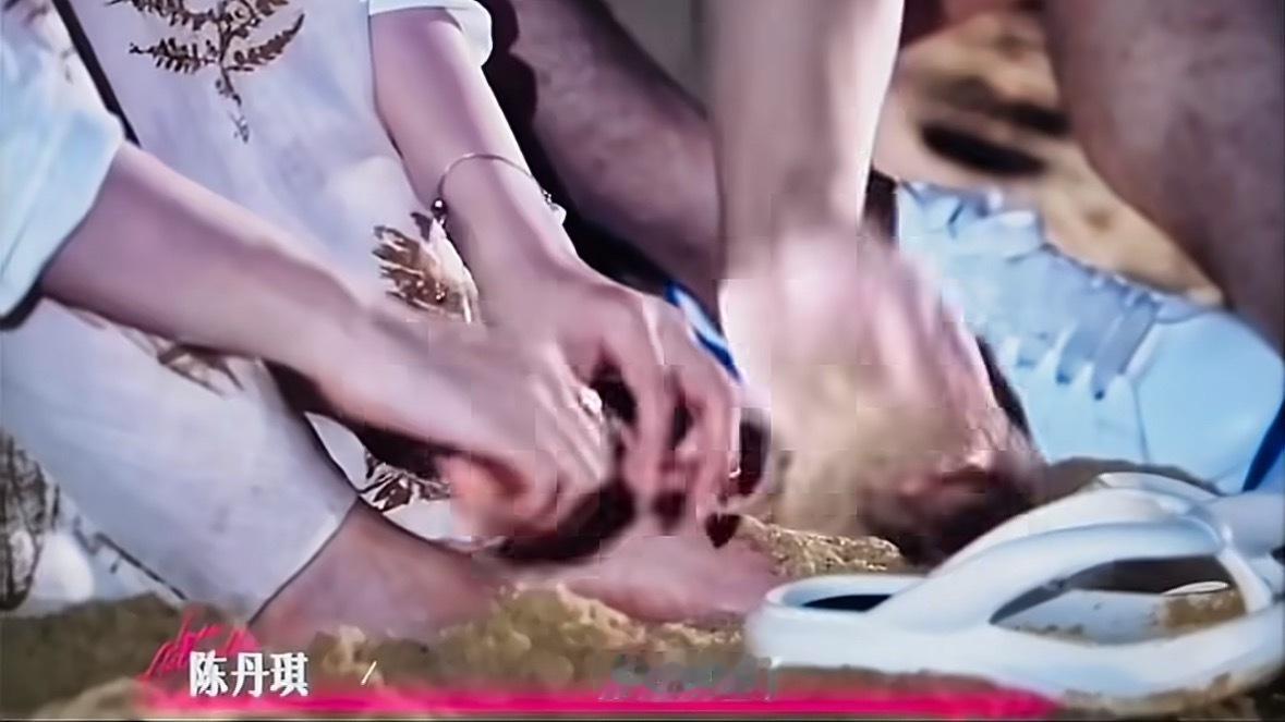 周佑凌陈丹琪沙滩埋脚谁懂海边埋脚这种细碎心动！晚风沙滩，简简单单的小互动，看得人