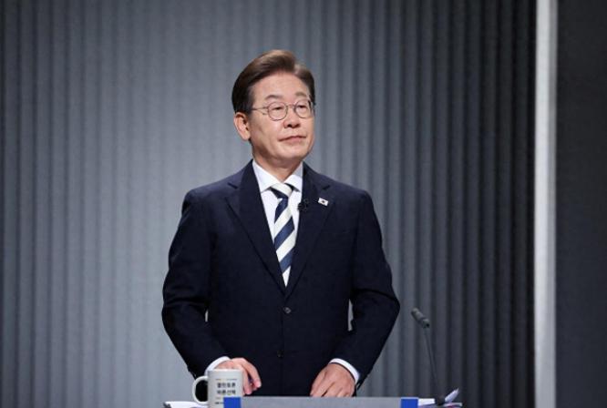 李在明低头了！再不止损，韩国真就保不住经济了。中方的反制，虽然来得晚了五天，但一