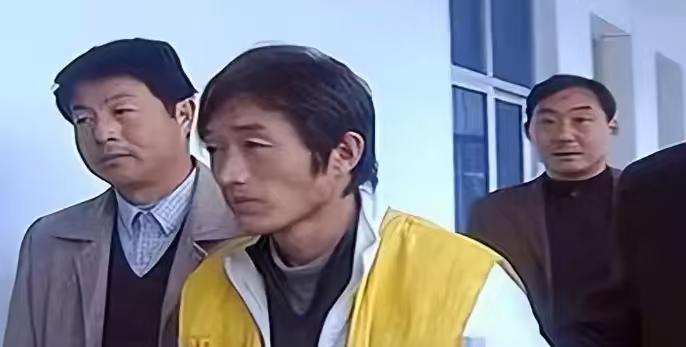 连续杀害17人的凶手，为何放过了第18个，2003年河南，一个叫黄勇的人，在家里