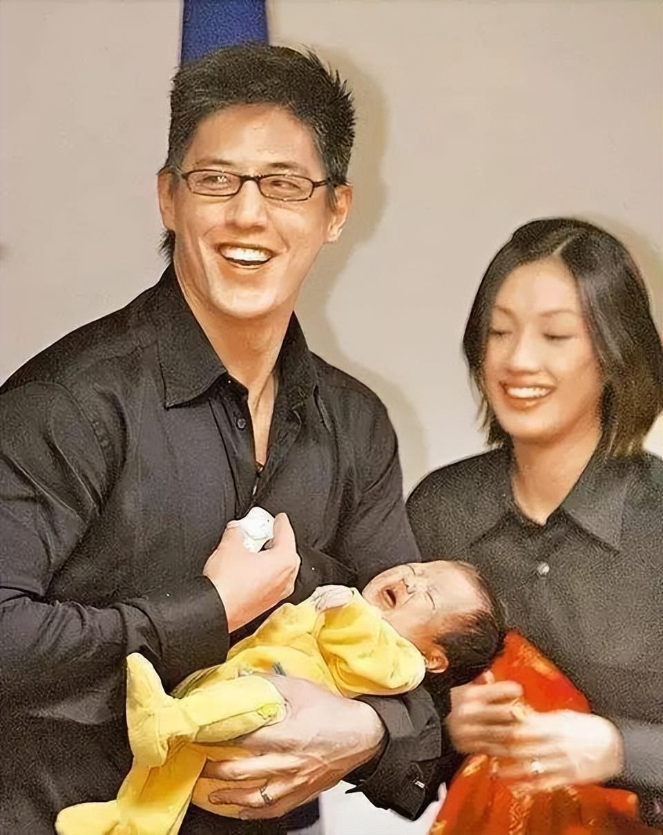 蒋友柏和蒋经国爷孙俩的这组照片说明了一点，在漫漫岁月长河里人性是不变的，那就是不