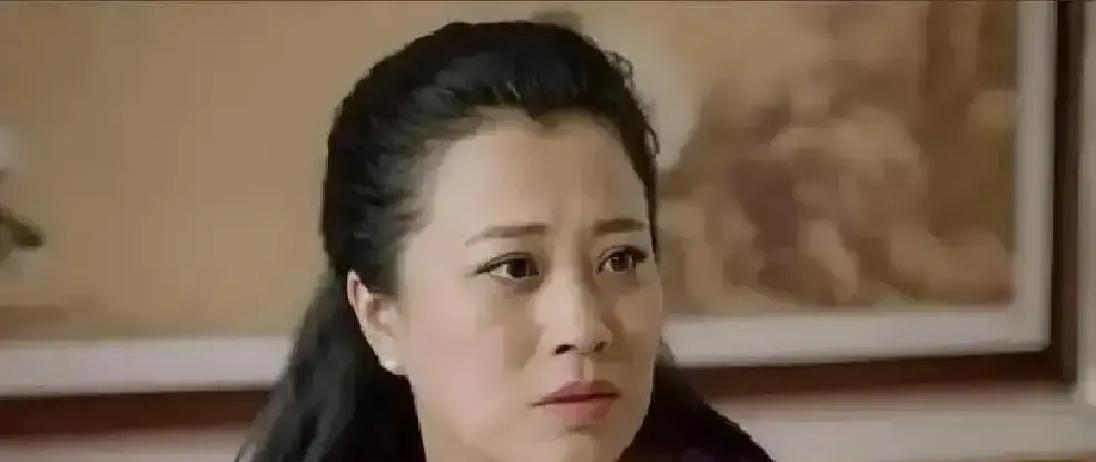 大脚超市换招牌那天，村里人全沉默了
 
王云把“大脚超市”四个字刷成浅蓝，手抖得