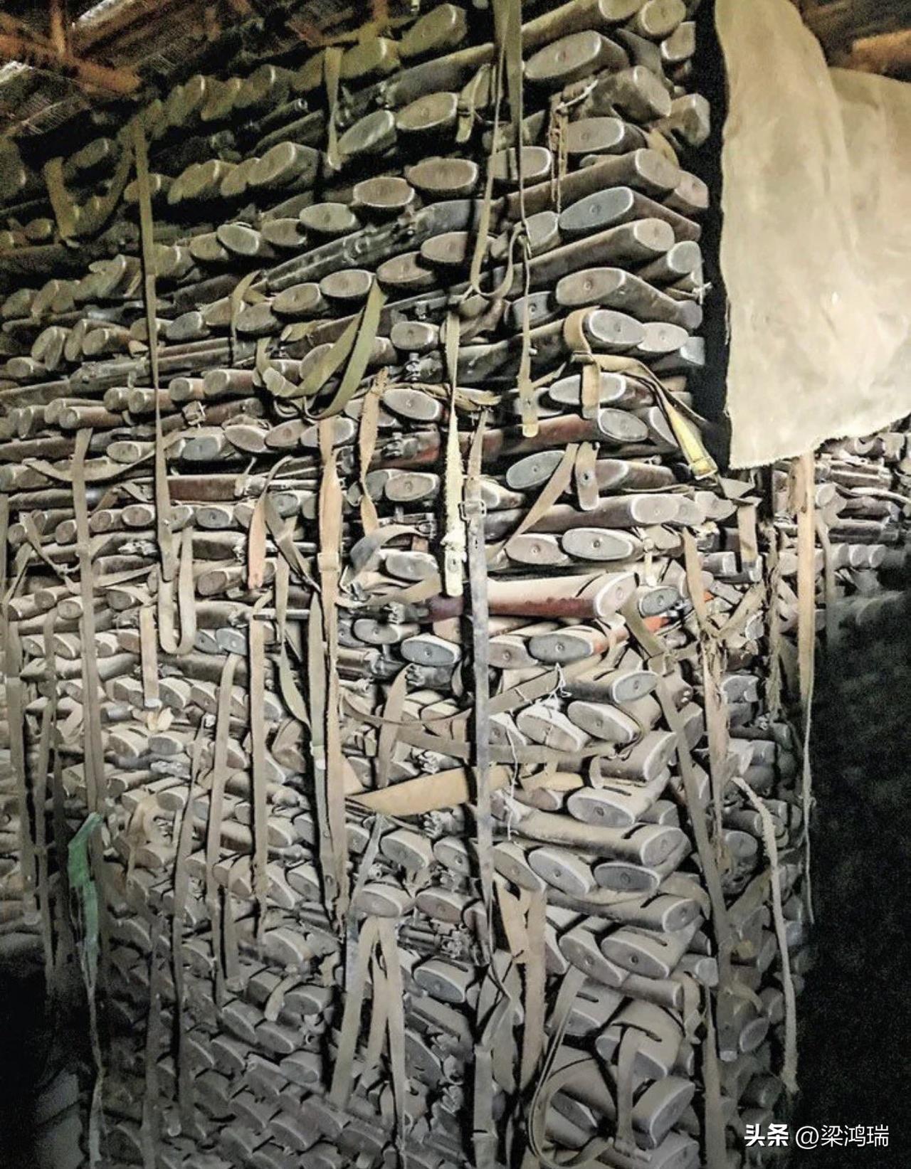 这张图片展示了埃塞俄比亚国防军 (ENDF) 仓库中堆积如山的二战时期老式步枪。