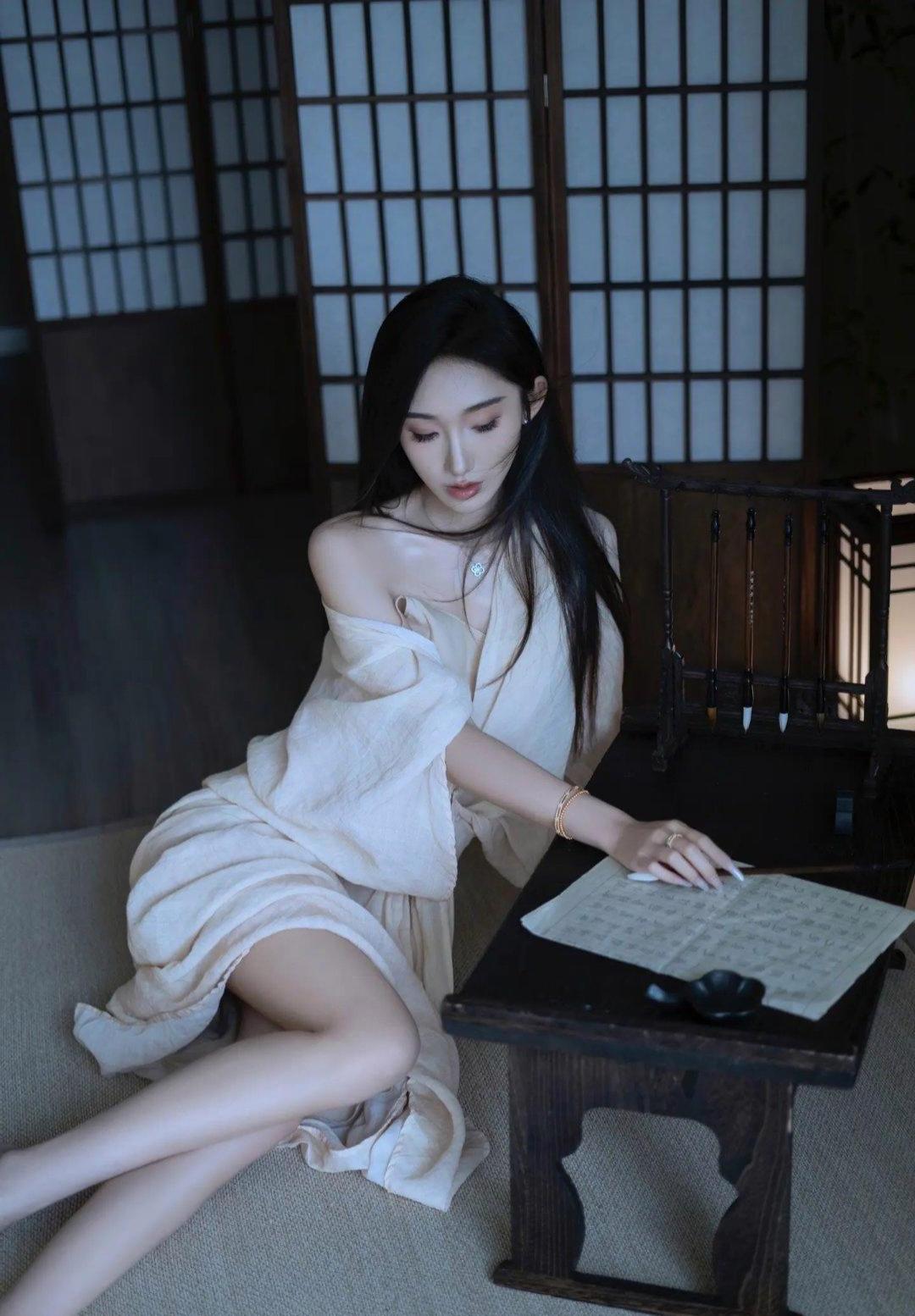 光着脚丫子，穿着白色的苎麻连衣裙，在古风的建筑里，我愿以柔情做笔，用时光作墨，写