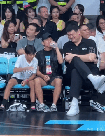 邓超还是不想让儿子学篮球！
儿子和姚明热聊，看上去再交流球技，邓超坐在中间猛喝凉