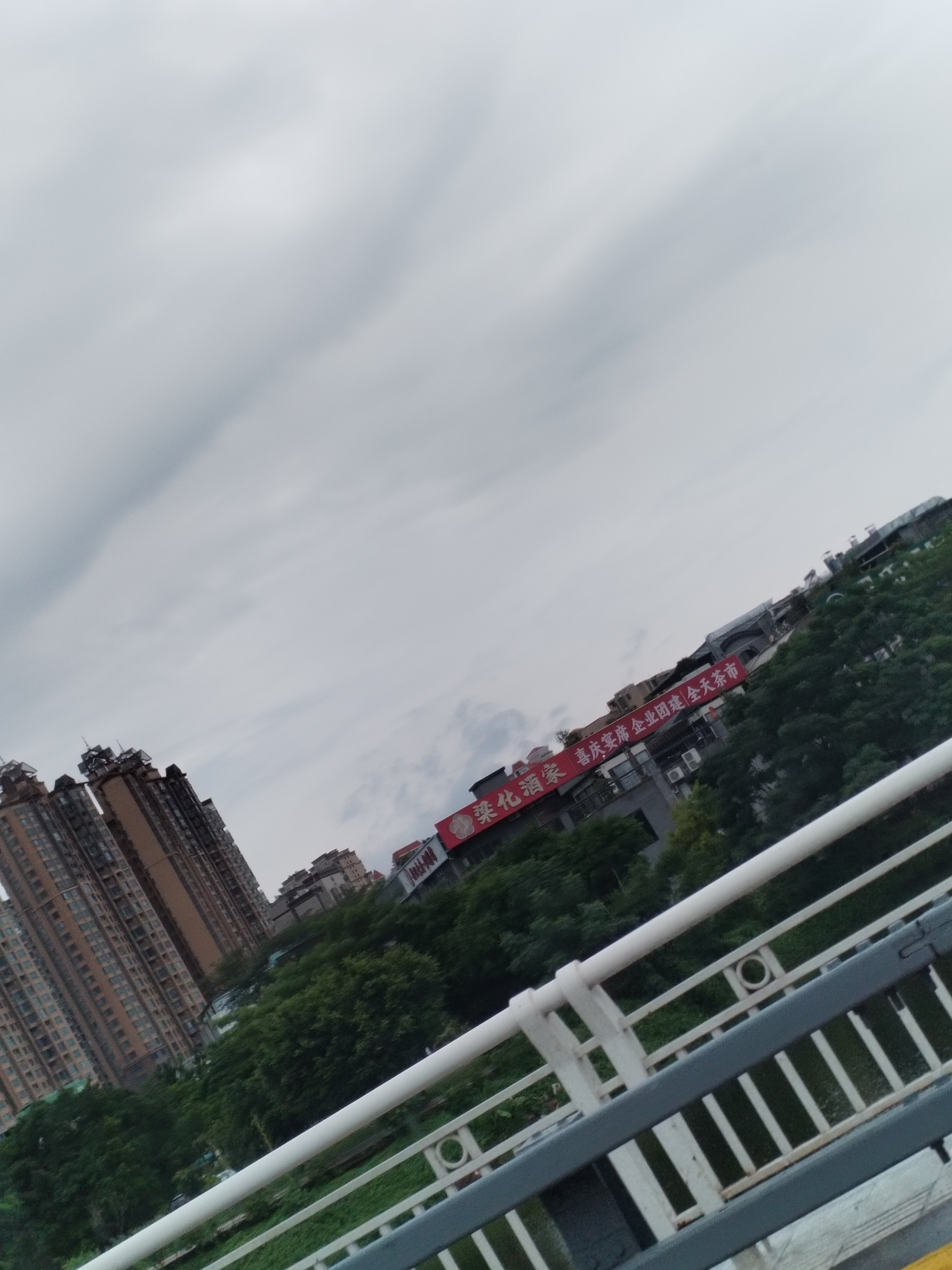 突然看到梁化酒家，老乡开的？