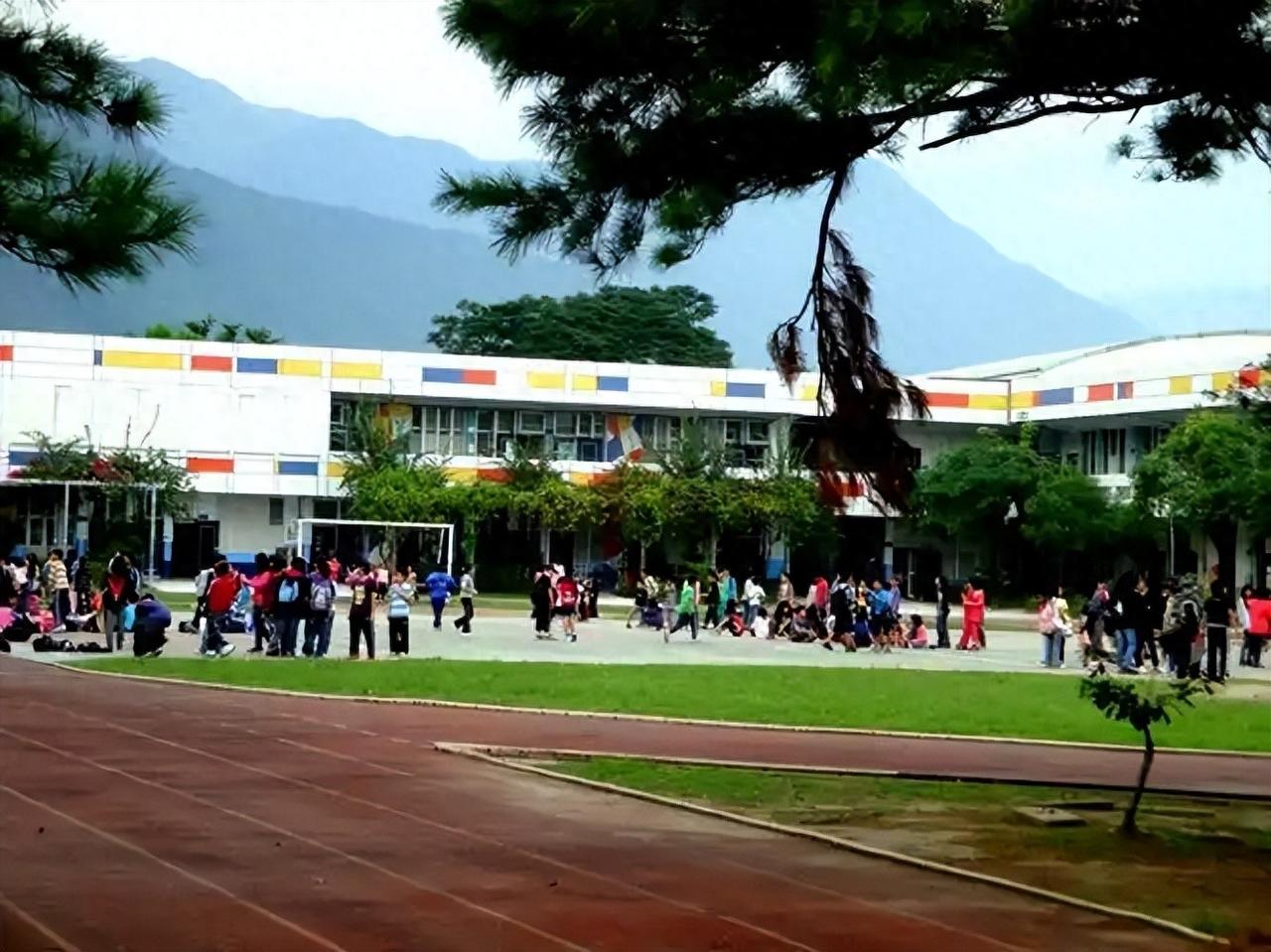 台中初中13岁男生，经常迟到被老师罚抄写课文，家长直接起诉学校索赔200万新台币